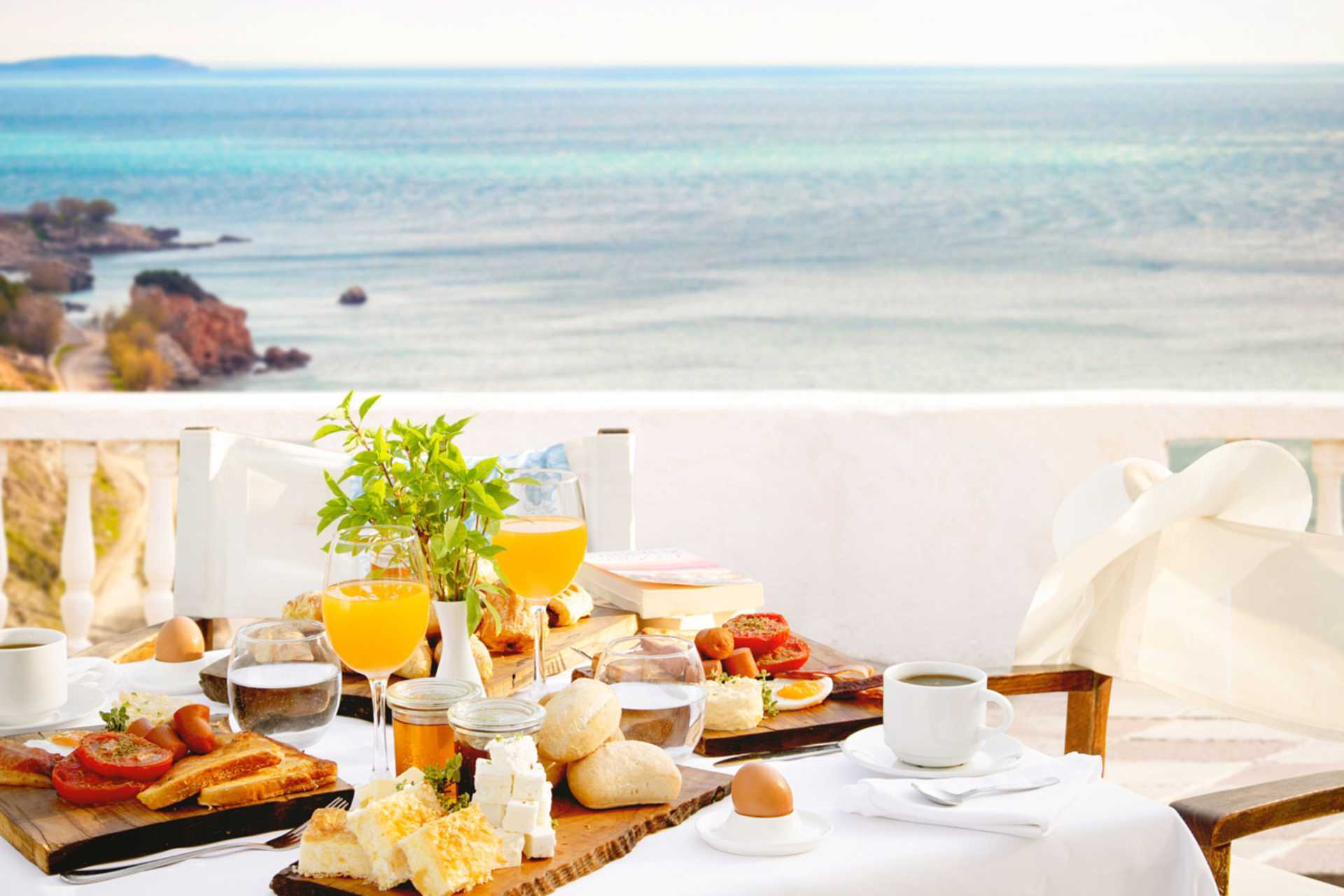 Frukostservering på hotell Lithos i Pythagorion på Samos, Grekland.