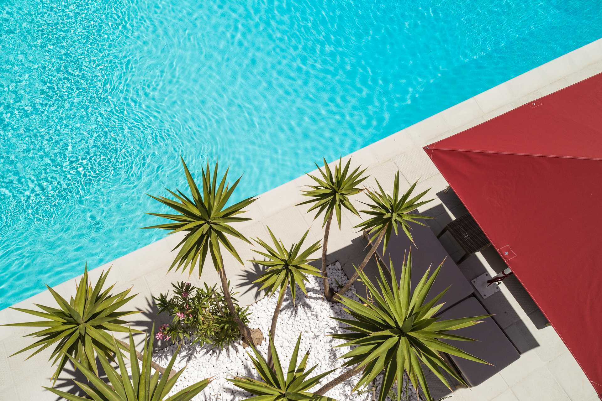 Poolområde på hotell Lithos i Pythagorion på Samos, Grekland.