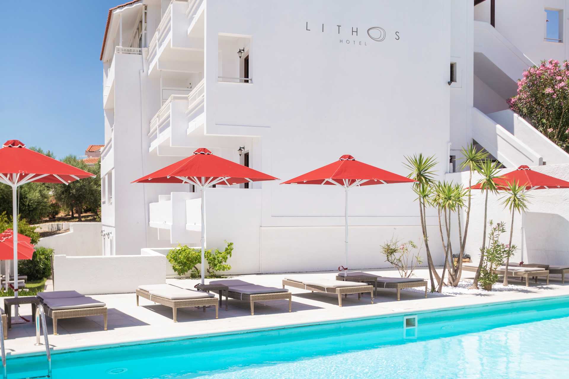 Poolområde på hotell Lithos i Pythagorion på Samos, Grekland.