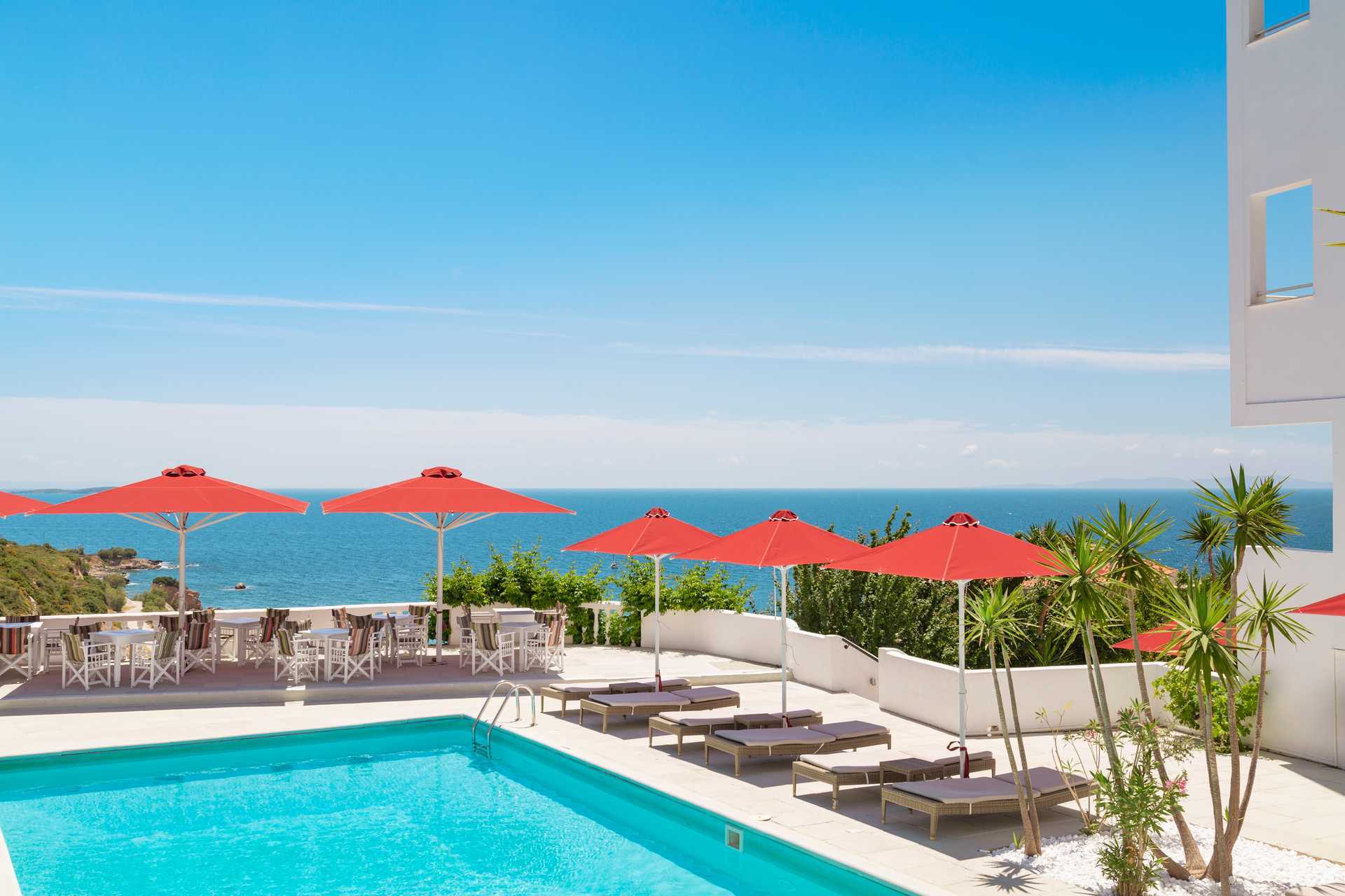 Poolområde på hotell Lithos i Pythagorion på Samos, Grekland.