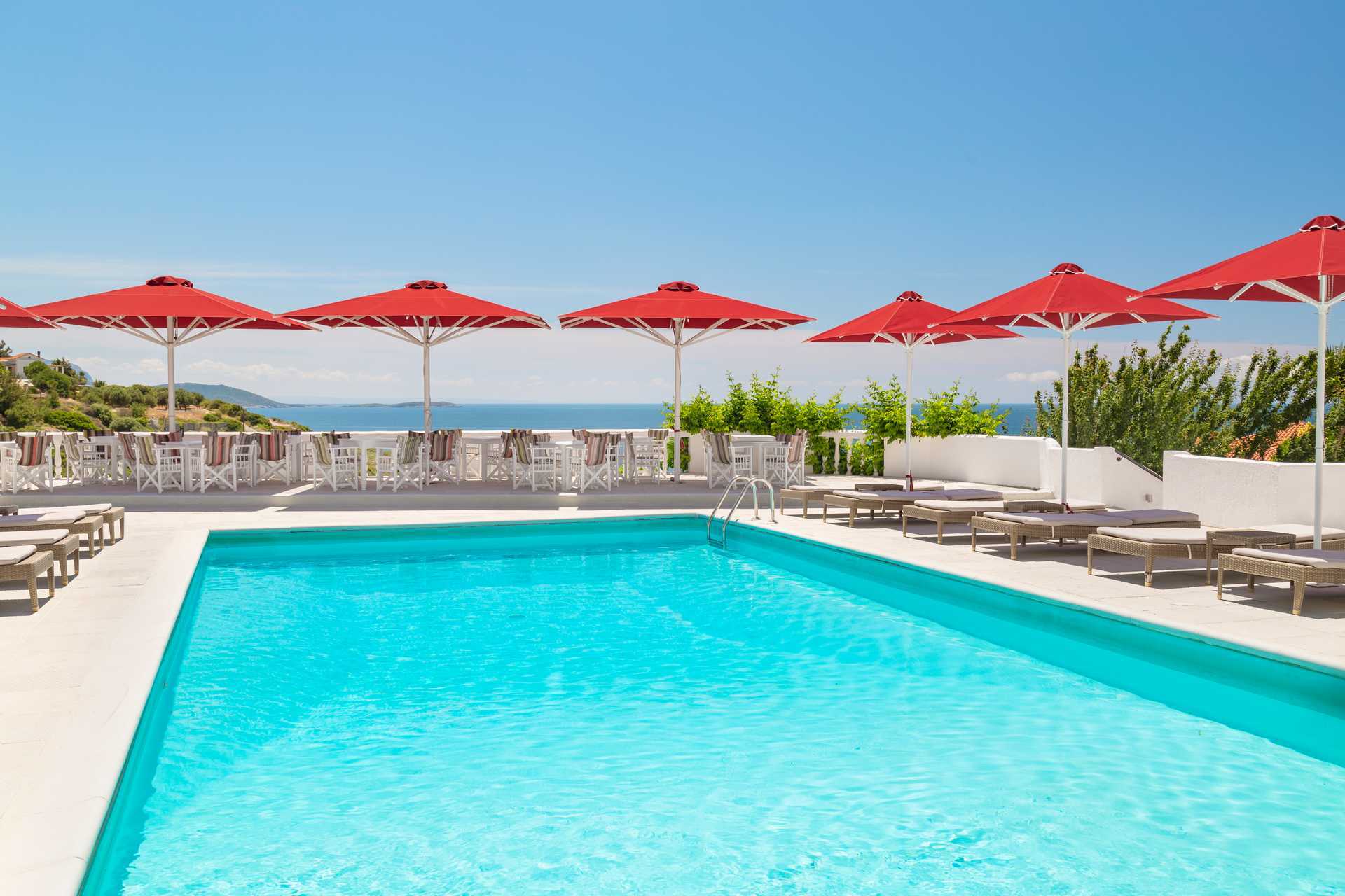 Poolområdet på hotell Lithos som får användas av gästerna på Doryssa Theorem.