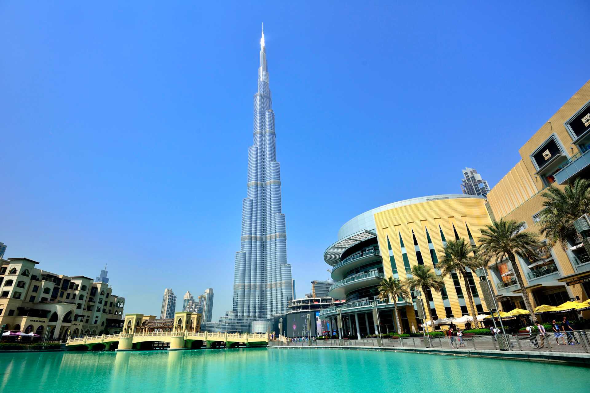 Världens högsta byggnad Burj Khalifa och Dubai Mall som båda ligger i Dubai Downtown, Förenade Arabemiraten.