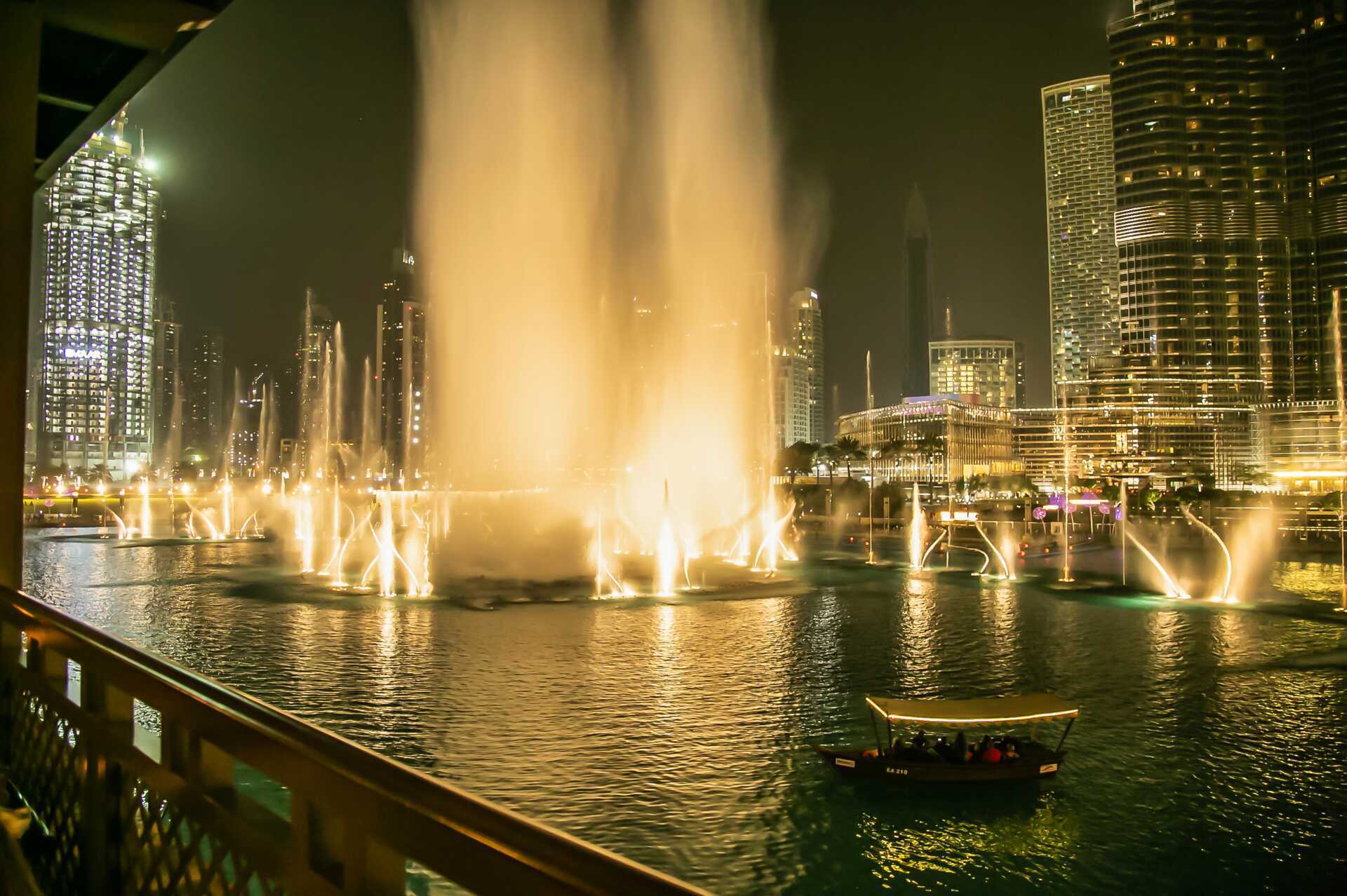 Dubai Fountain i Dubai Downtown, Förenade Arabemiraten.