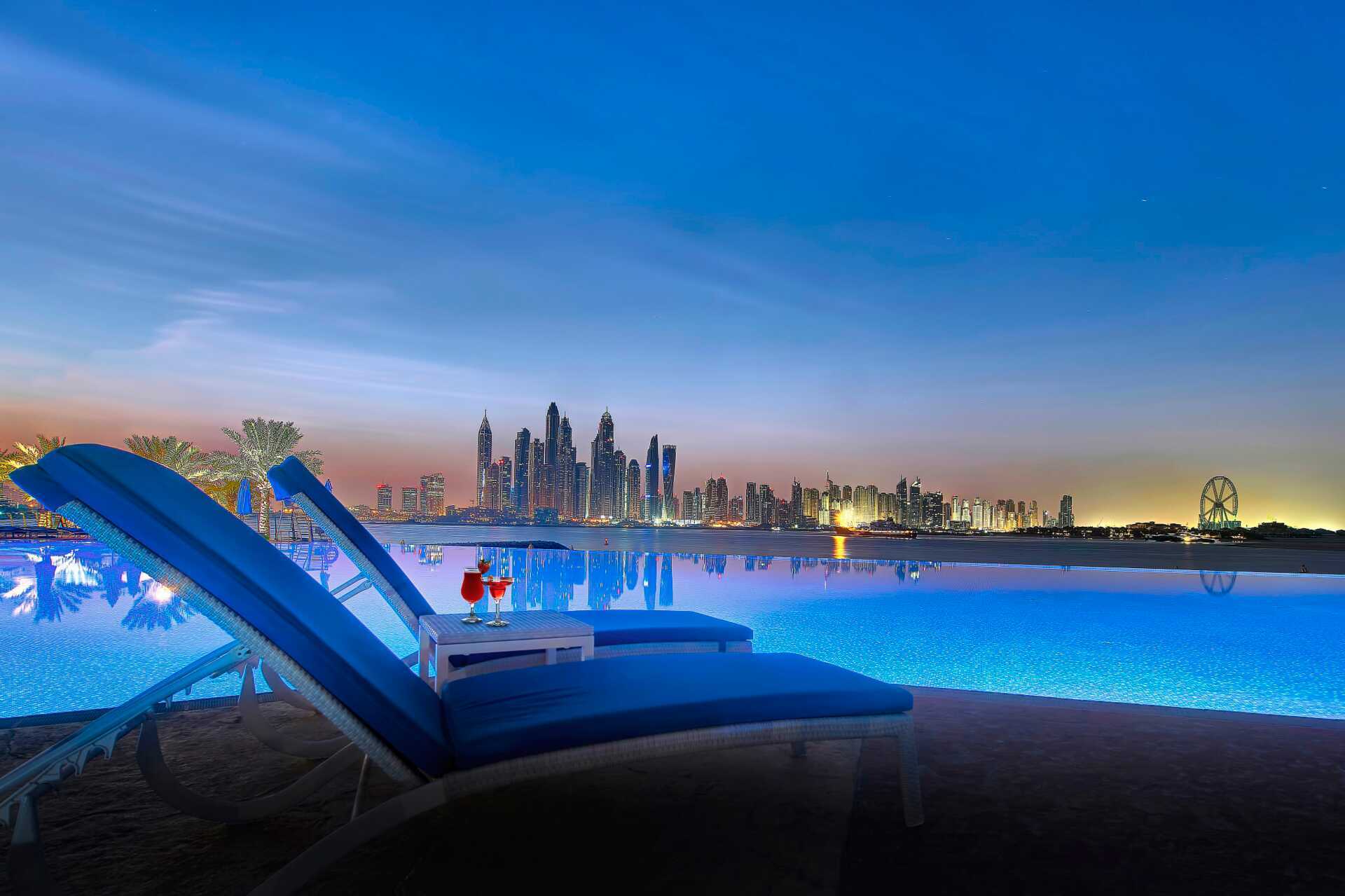 Pool på Dukes The Palm, a Royal Hideaway Hotel på Dubai Palm Jumeirah, Förenade Arabemiraten.