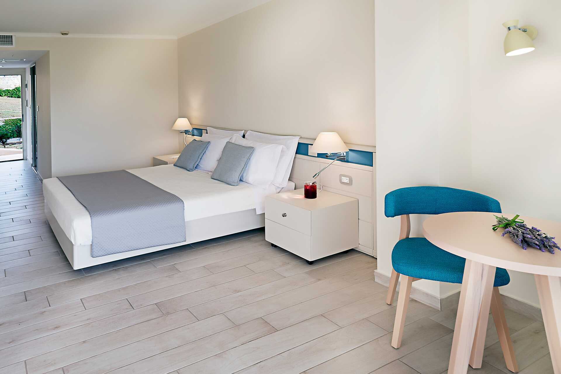 Dubbelrum i bungalow på hotell Aldemar Olympian Village i Skafidia, Grekland.