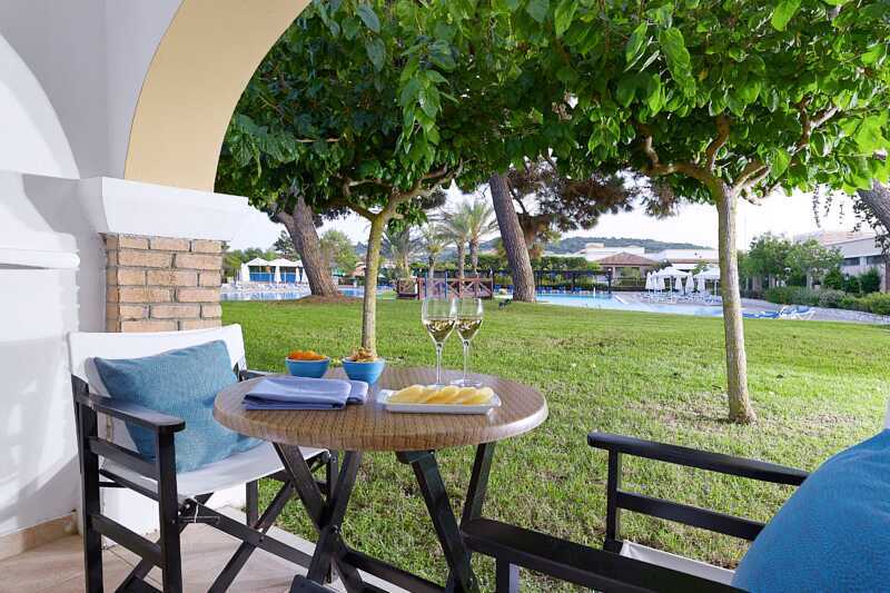 Dubbelrum i bungalow på hotell Aldemar Olympian Village i Skafidia, Grekland.