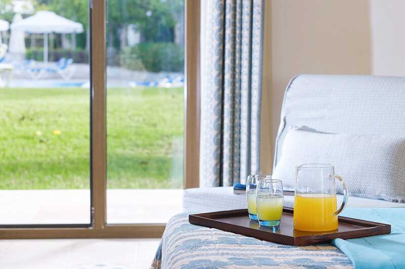 Dubbelrum i bungalow på hotell Aldemar Olympian Village i Skafidia, Grekland.