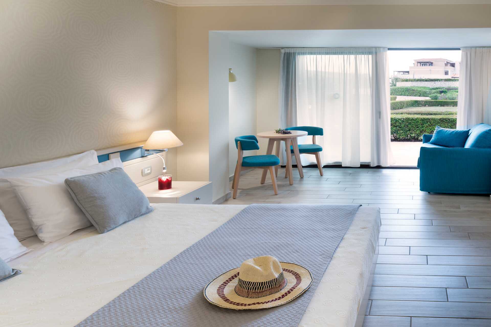 Dubbelrum i bungalow på hotell Aldemar Olympian Village i Skafidia, Grekland.