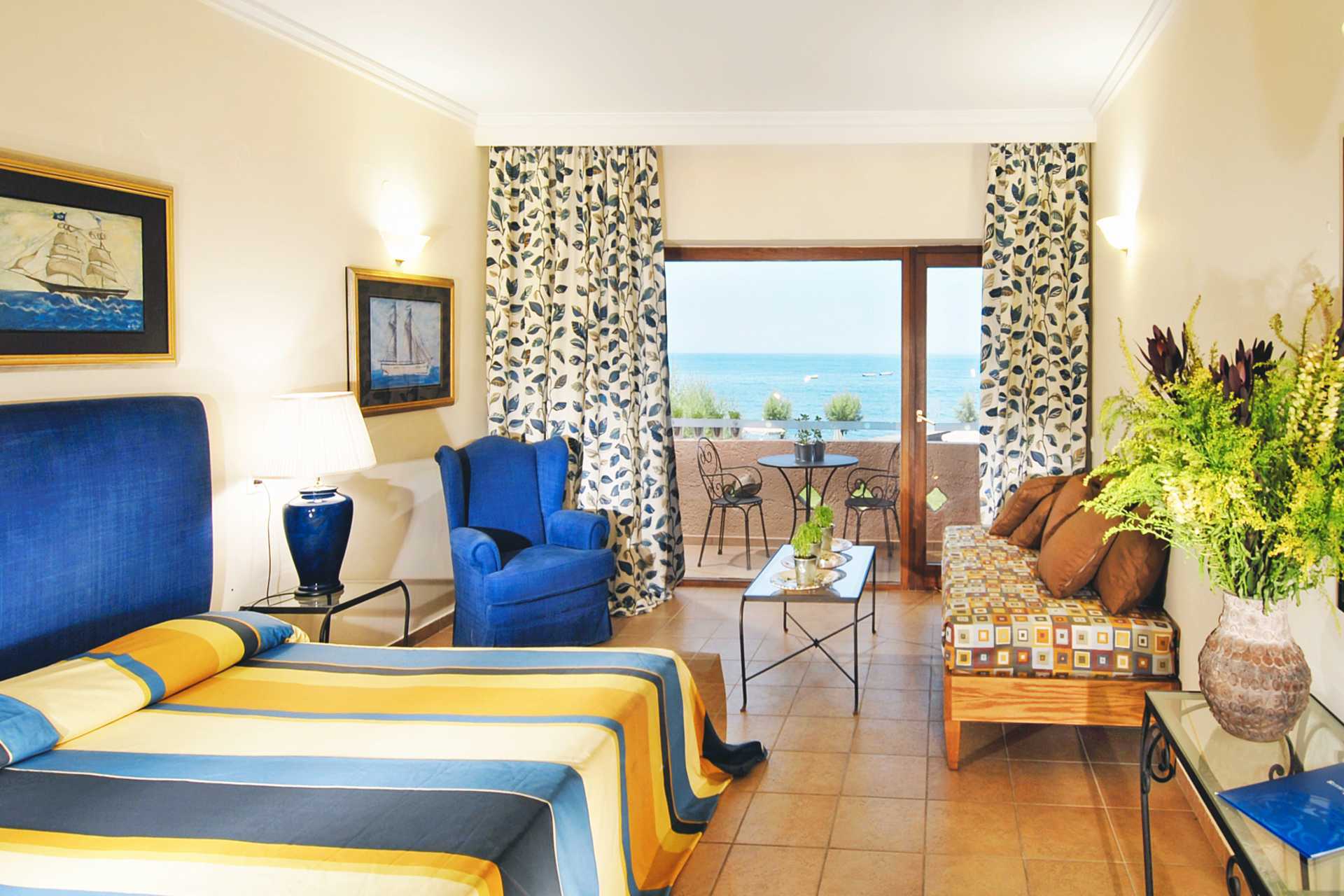 Dubbelrum i bungalow på hotell Aquila Rithymna Beach på Kreta, Grekland.
