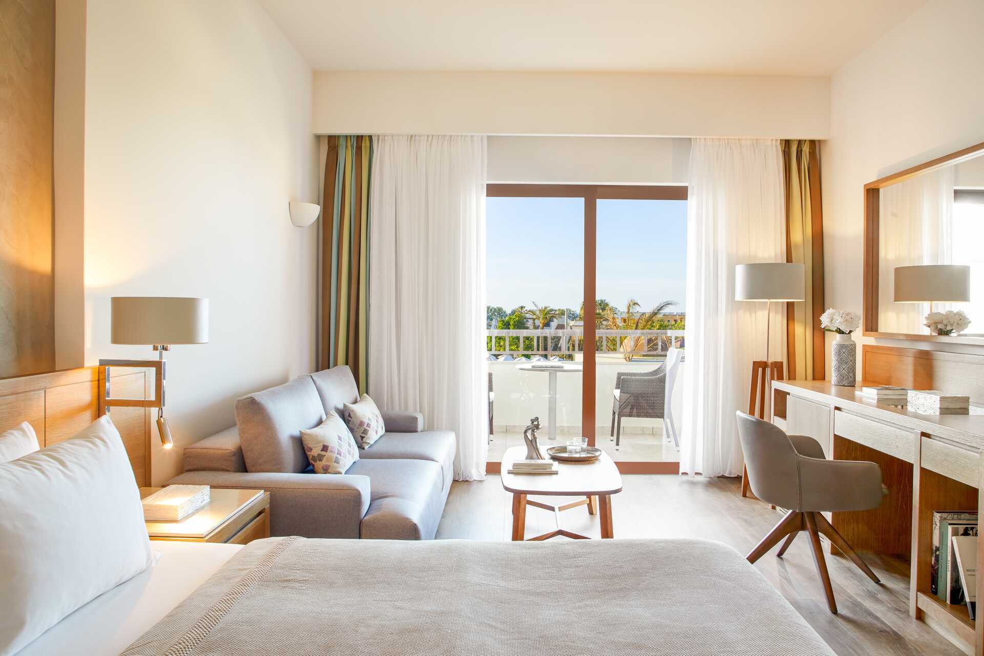 Dubbelrum i bungalow på hotell Minoa Palace resort & Spa i Platanias på Kreta, Grekland.