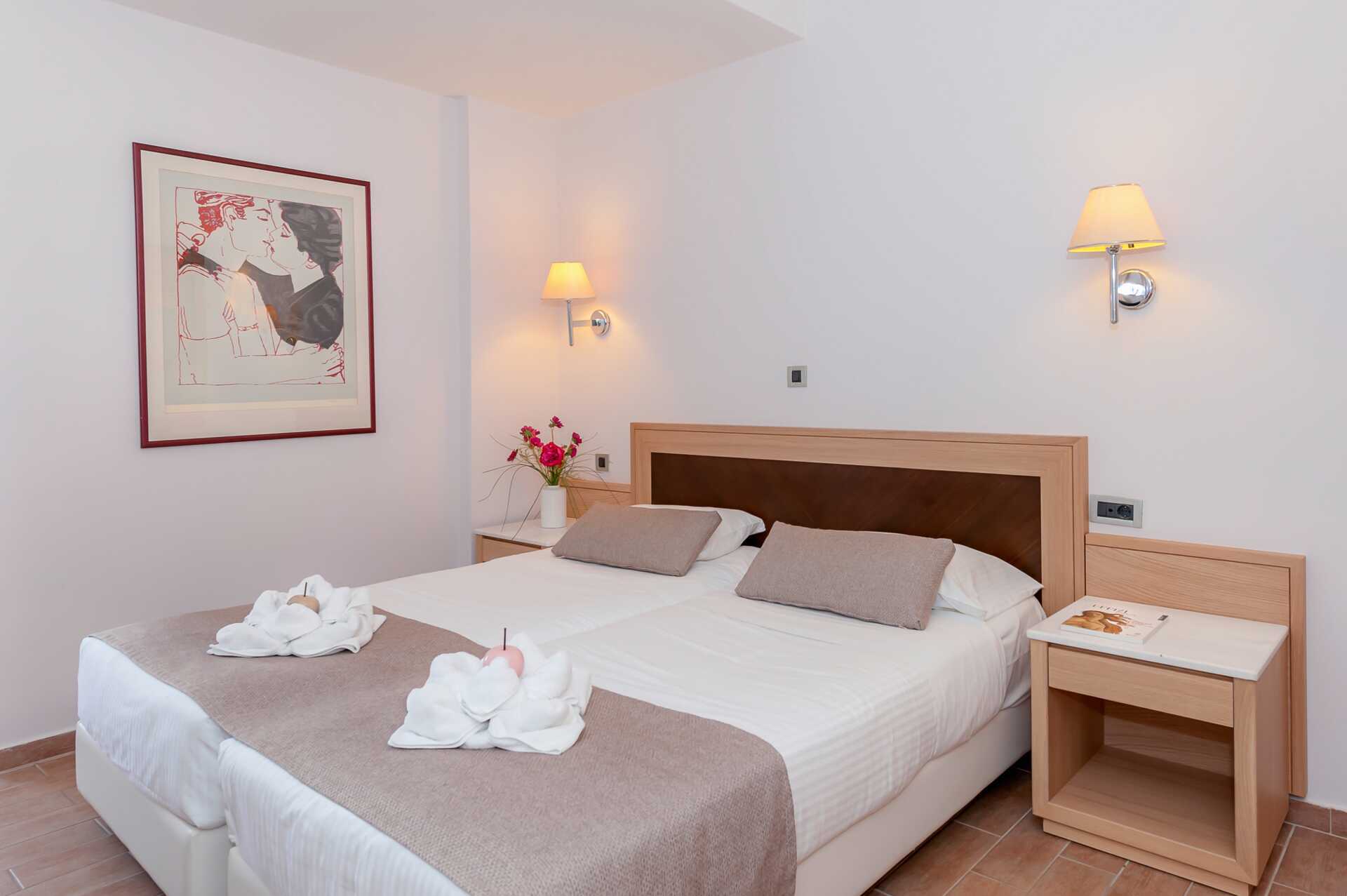 Dubbelrum i etage på hotell Porto Platanias Beach & Spa på Kreta.