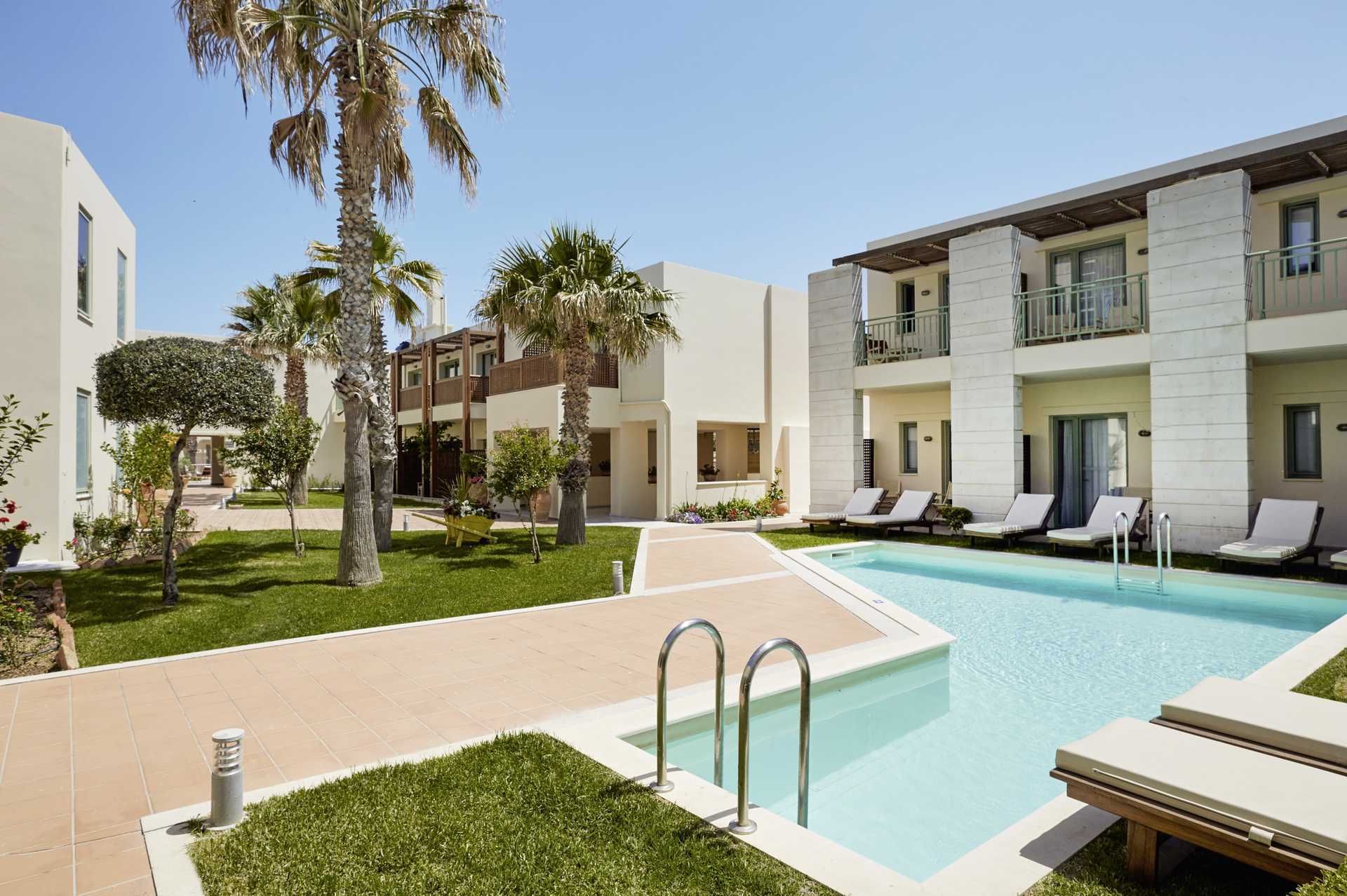 Dubbelrum med delad pool på hotell Grand Bay Beach Resort på Kreta, Grekland.