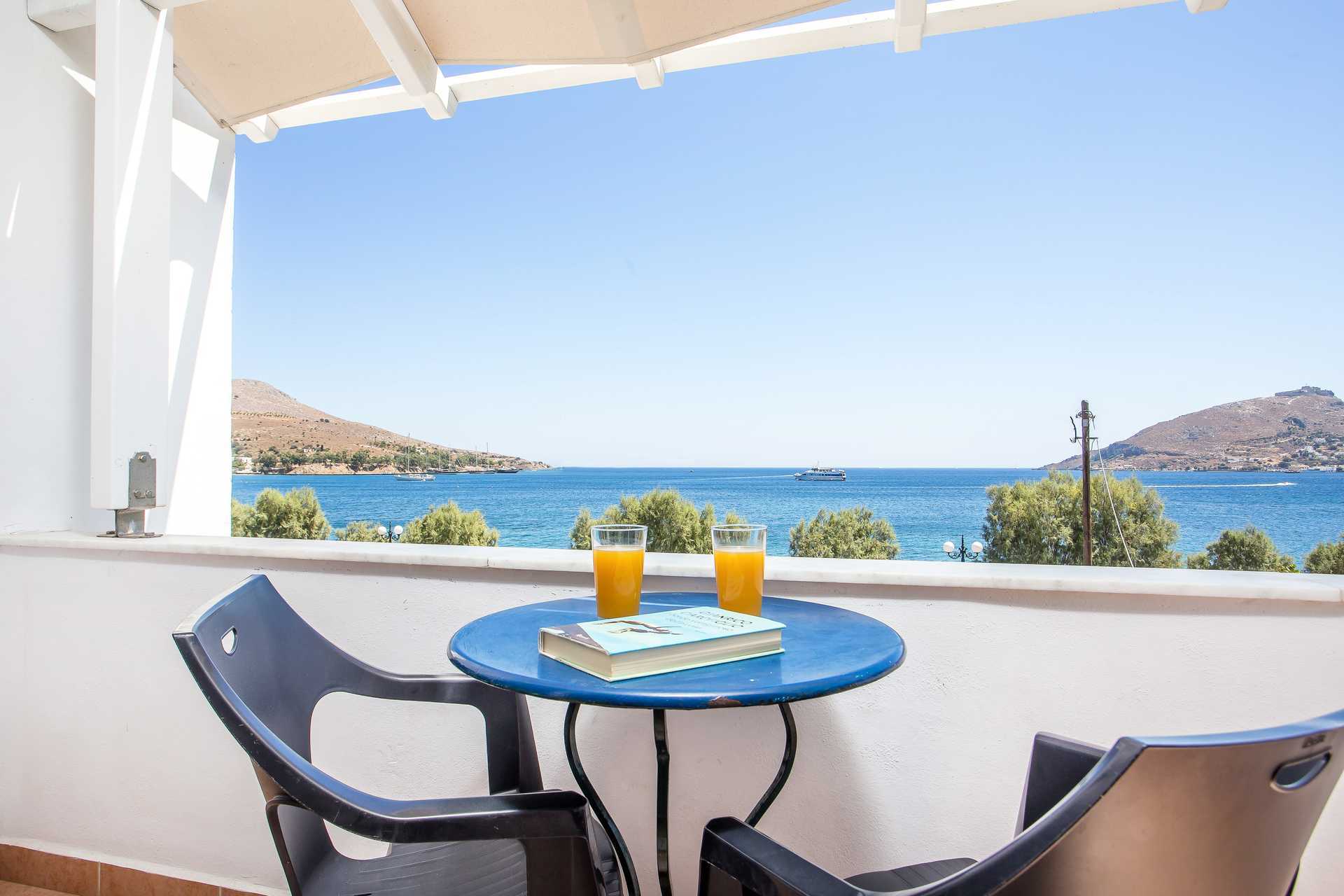 Dubbelrum med havsutsikt  på hotell Alinda på Leros, Grekland.