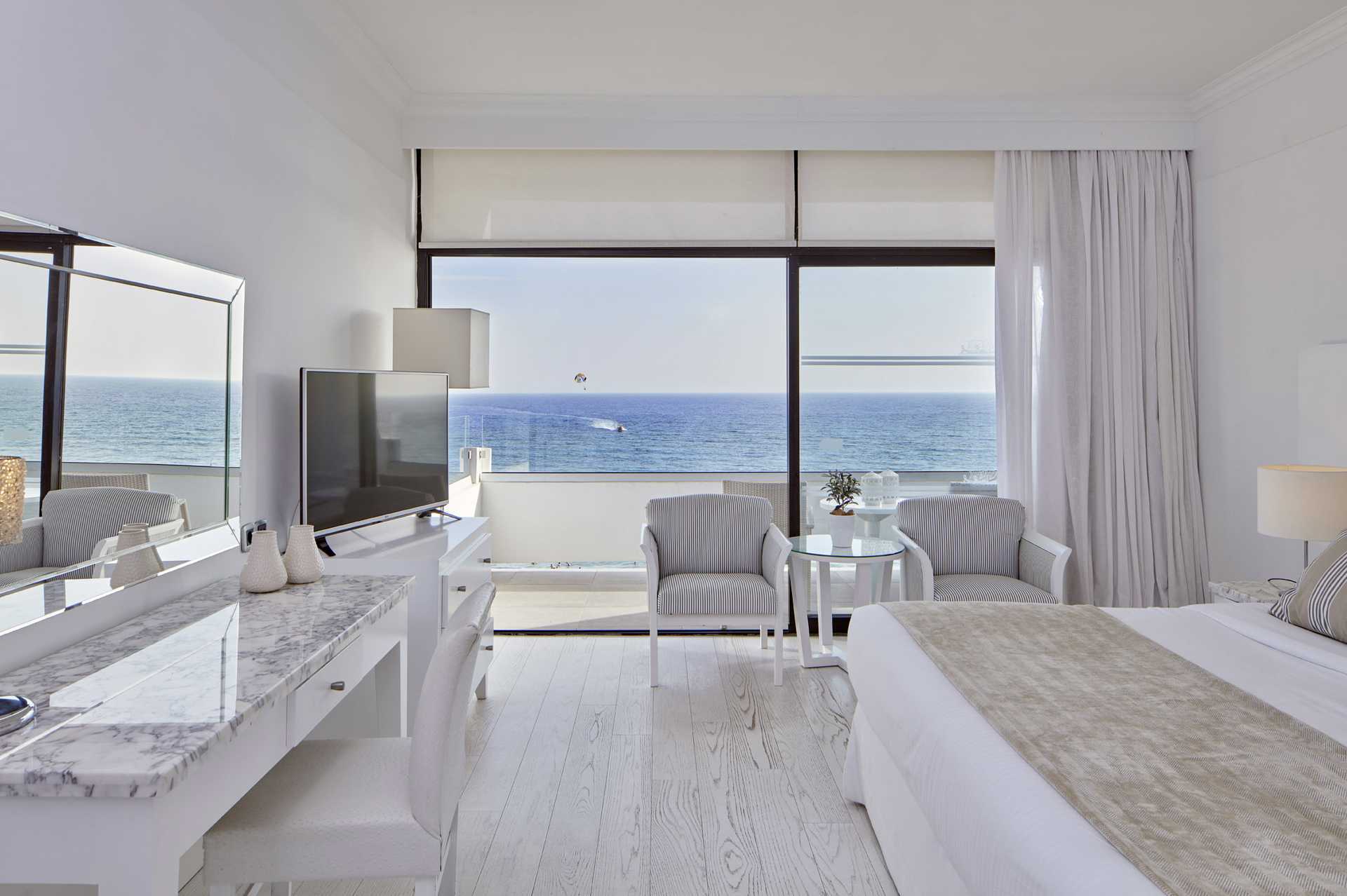 Dubbelrum med havsutsikt på hotell Grecian Bay, Cypern.