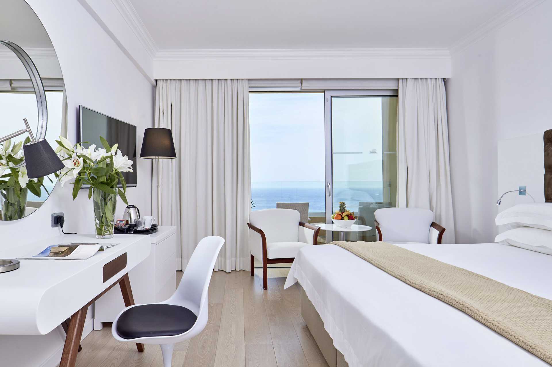 Dubbelrum med havsutsikt på hotell Grecian Park, Cypern.