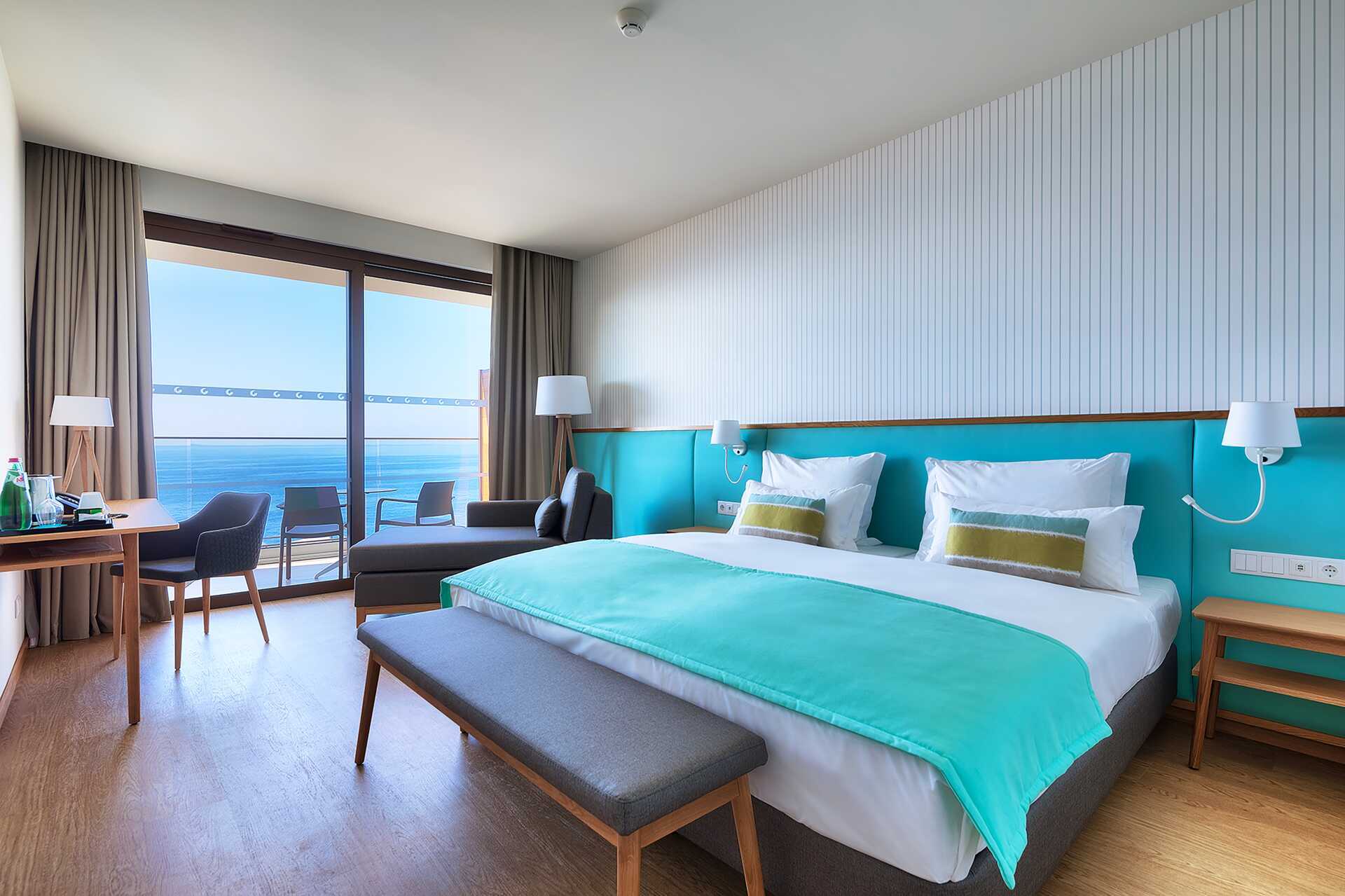 Dubbelrum med havsutsikt på hotell Sentido Galomar på Madeira, Portugal.