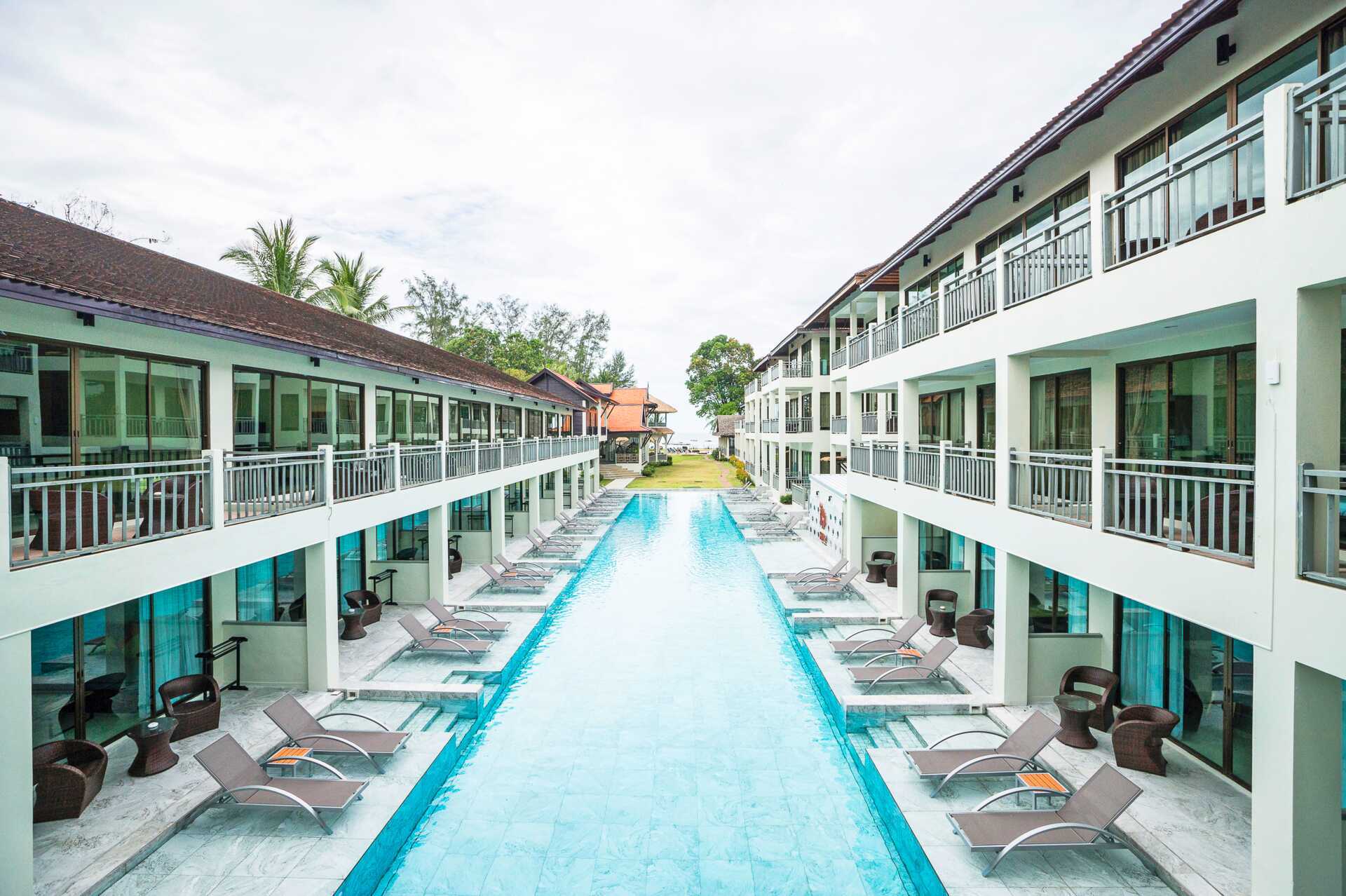 Dubbelrum med poolutsikt på Hive Khaolak Beach Resort, Thailand.