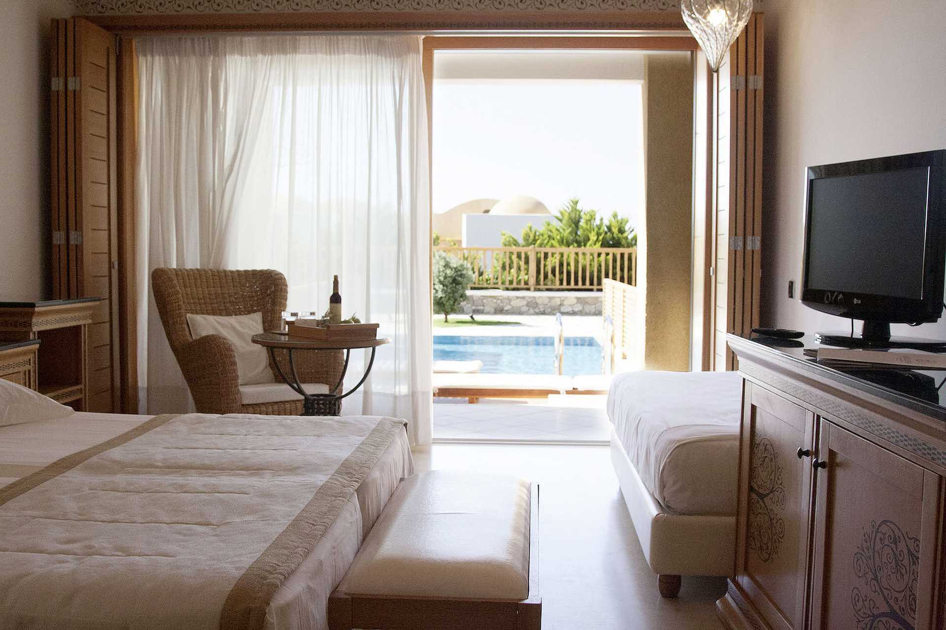 Dubbelrum med privat pool på hotell Mitsis Blue Domes Resort & Spa på Kos.
