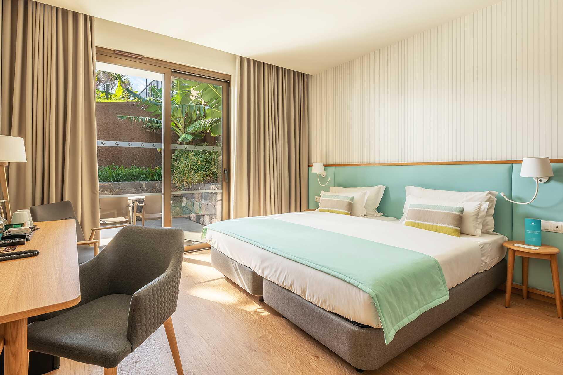 Dubbelrum med trädgårdsutsikt på hotell Sentido Galomar på Madeira, Portugal.
