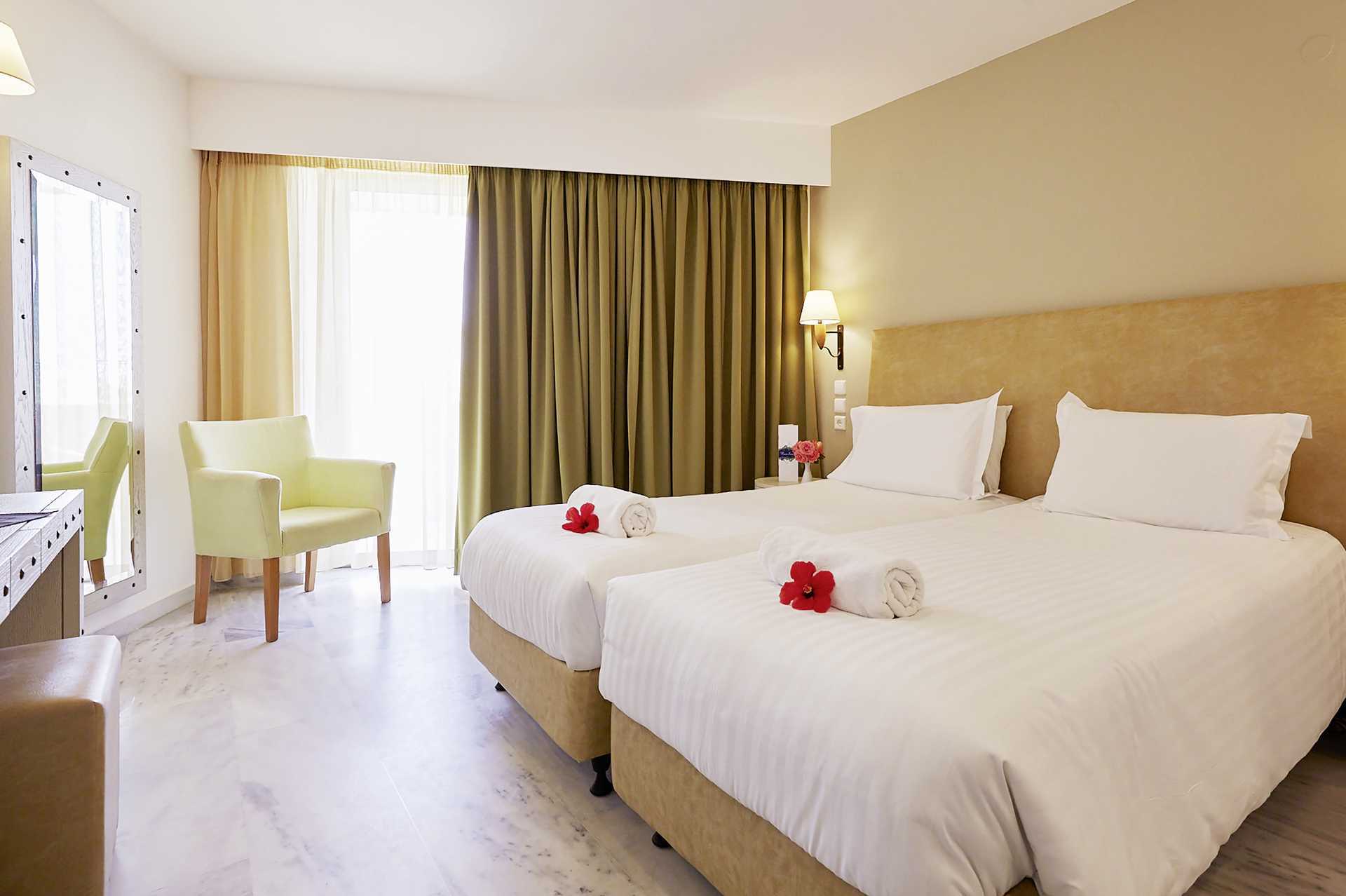 Dubbelrum med utsikt mot trädgården.