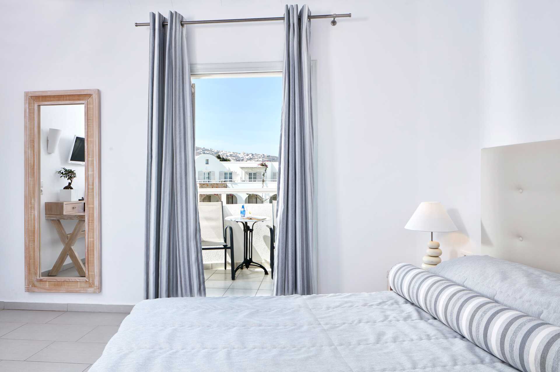Dubbelrum på hotell Aegean Plaza på Santorini, Grekland.