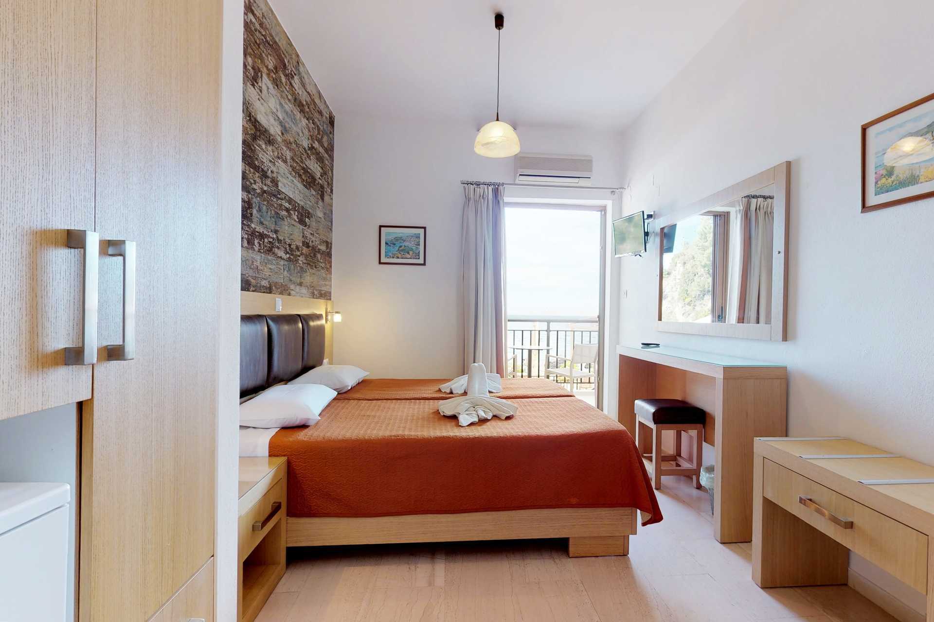 Dubbelrum på hotell Angela i Parga, Grekland.