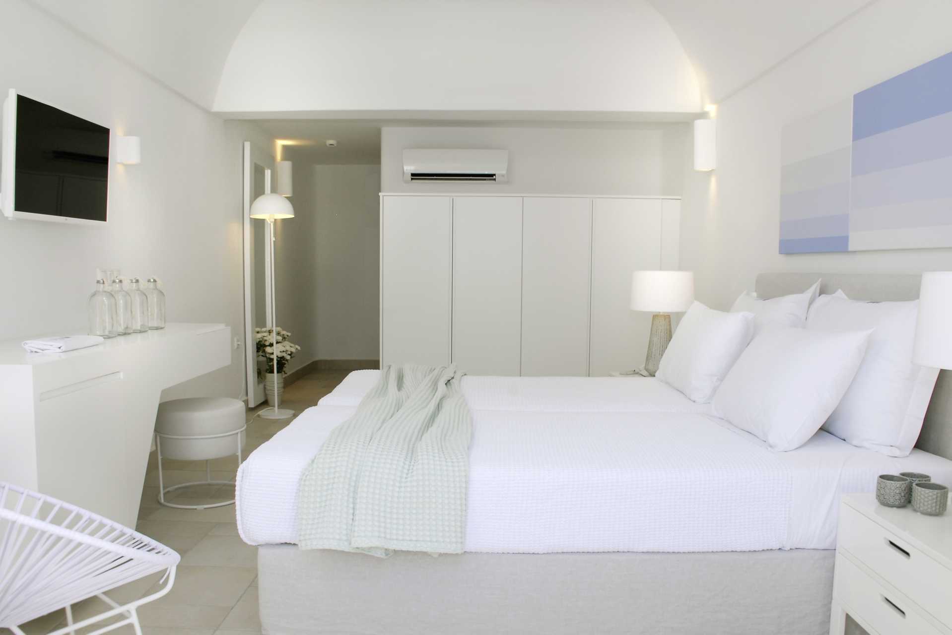 Dubbelrum på hotell Aqua Blue i Perissa på Santorini, Grekland.
