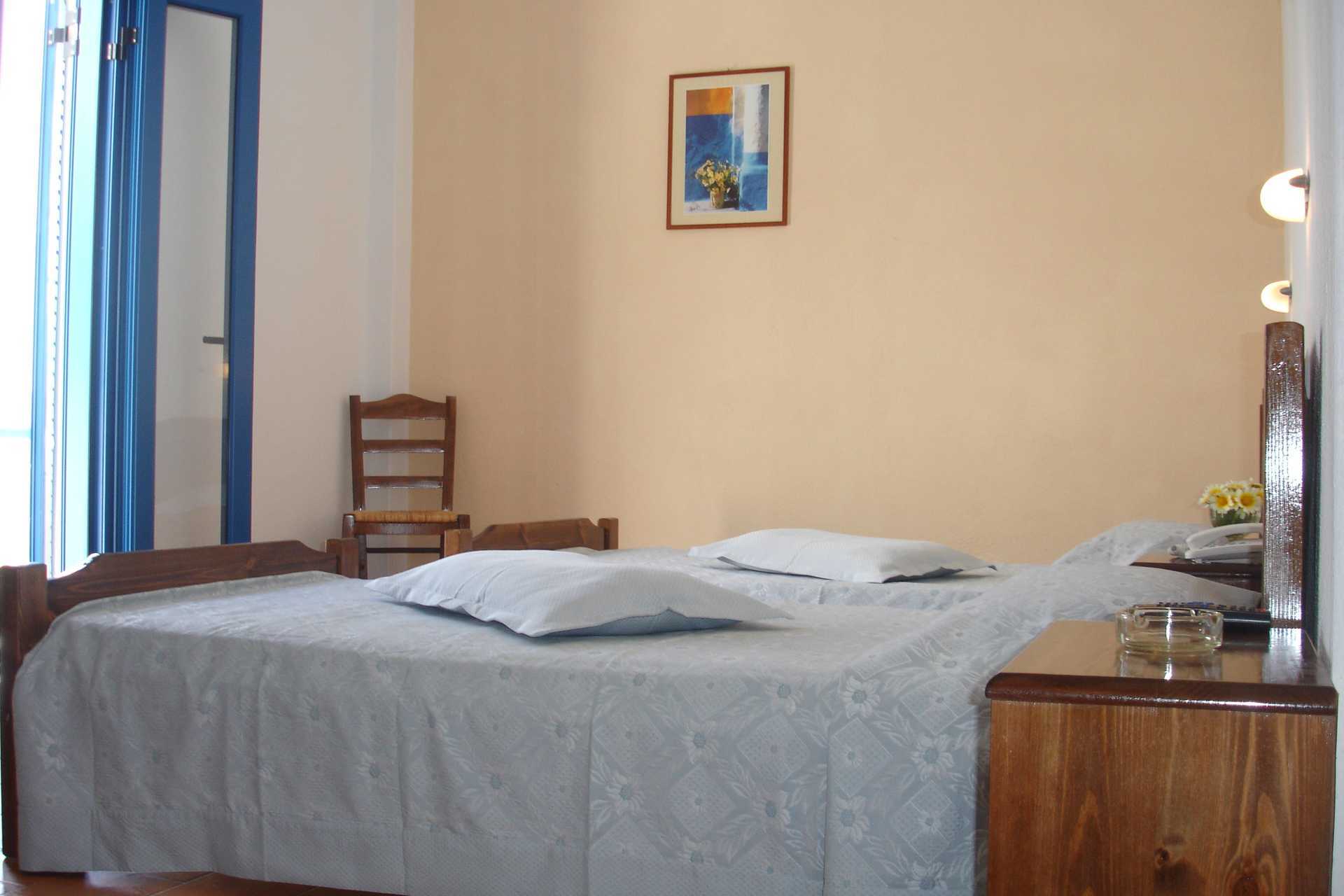 Dubbelrum på hotell Gardenia på Santorini i Grekland.