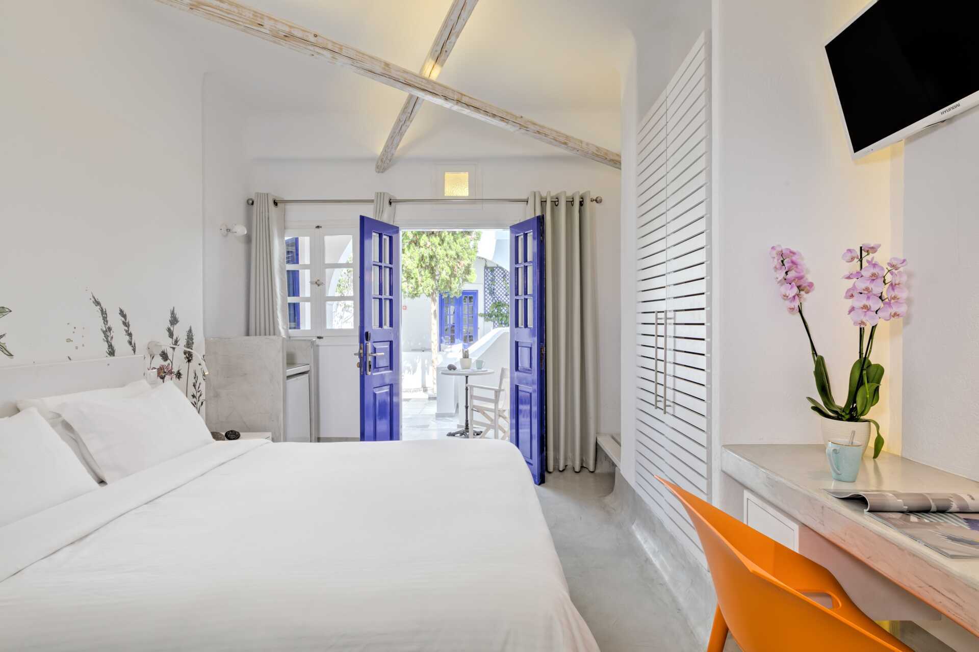 Dubbelrum på hotell Kouros Village i Perissa på Santorini, Grekland.