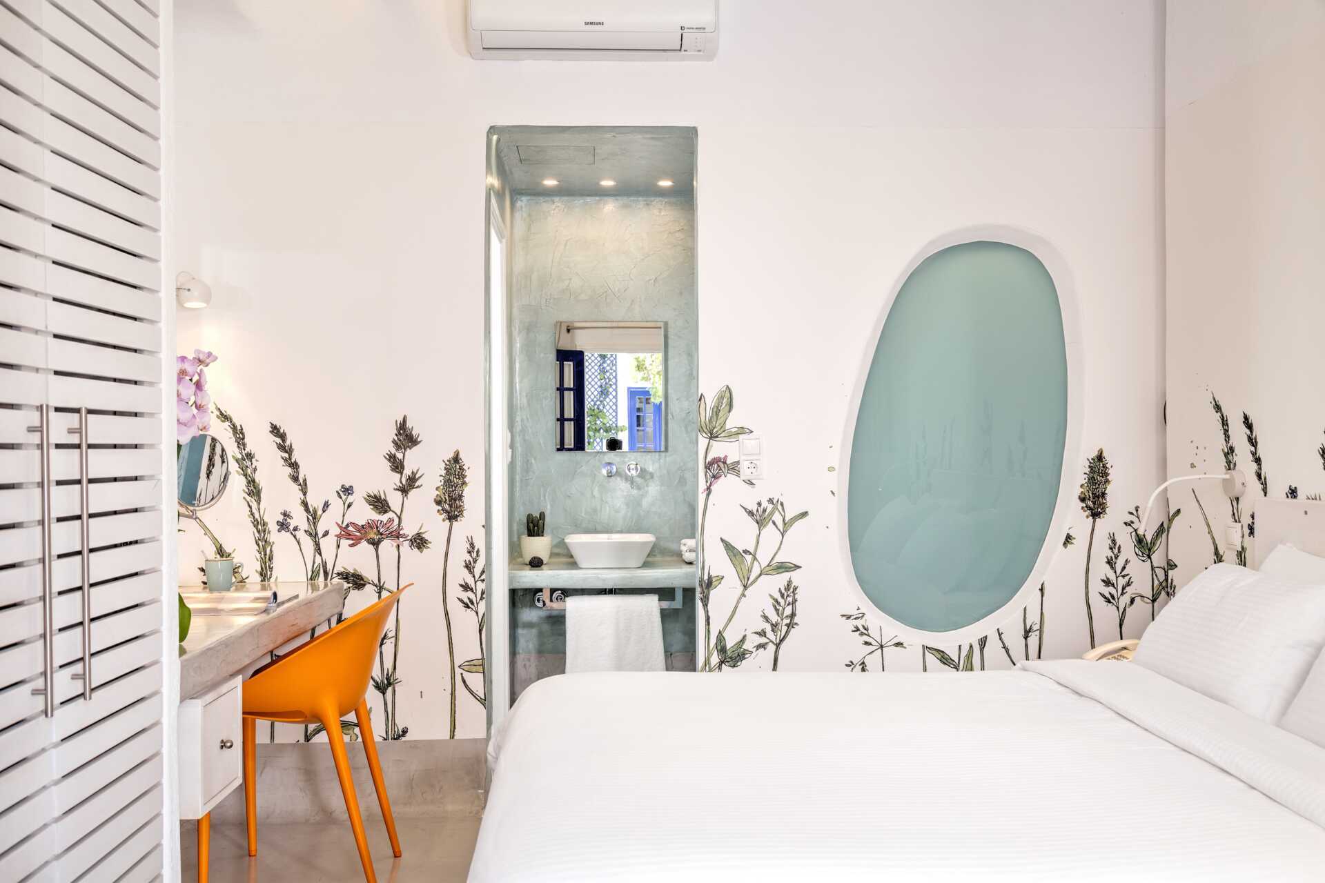 Dubbelrum på hotell Kouros Village i Perissa på Santorini, Grekland.