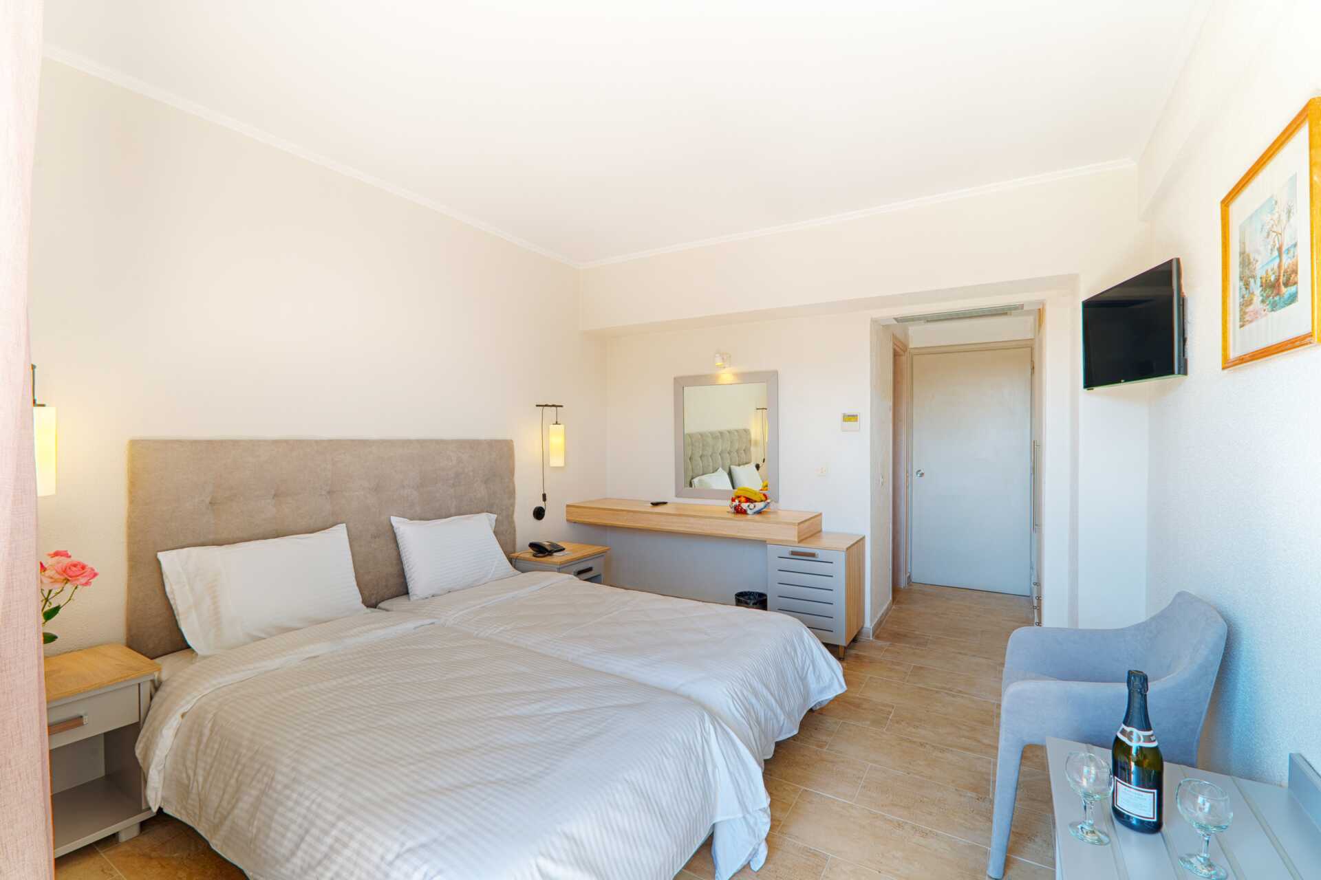 Dubbelrum på hotell Livadi Nafsika i Dassia på Korfu, Grekland.