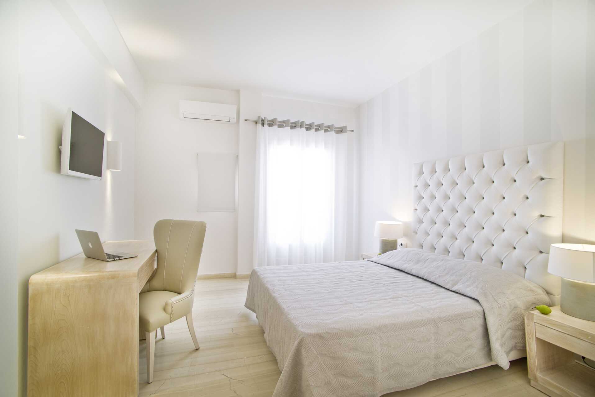 Dubbelrum på hotell Santorini Palace på Santorini, Grekland.