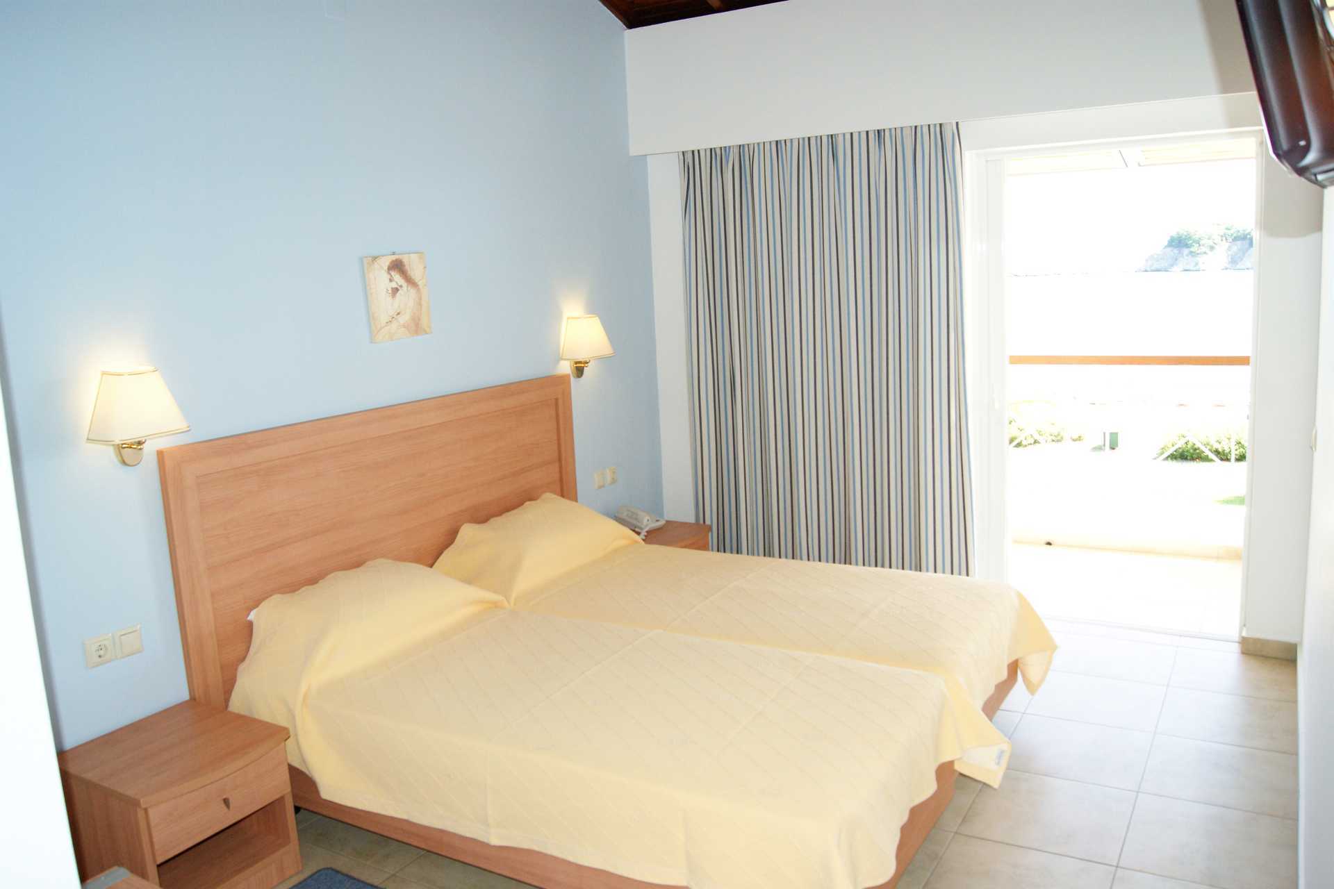 Dubbelrum på hotell Troulos Bay på Skiathos, Grekland.