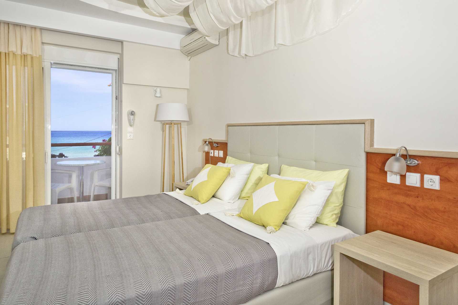 Dubbelrum på hotell Venezia i Karpathos stad, Grekland.