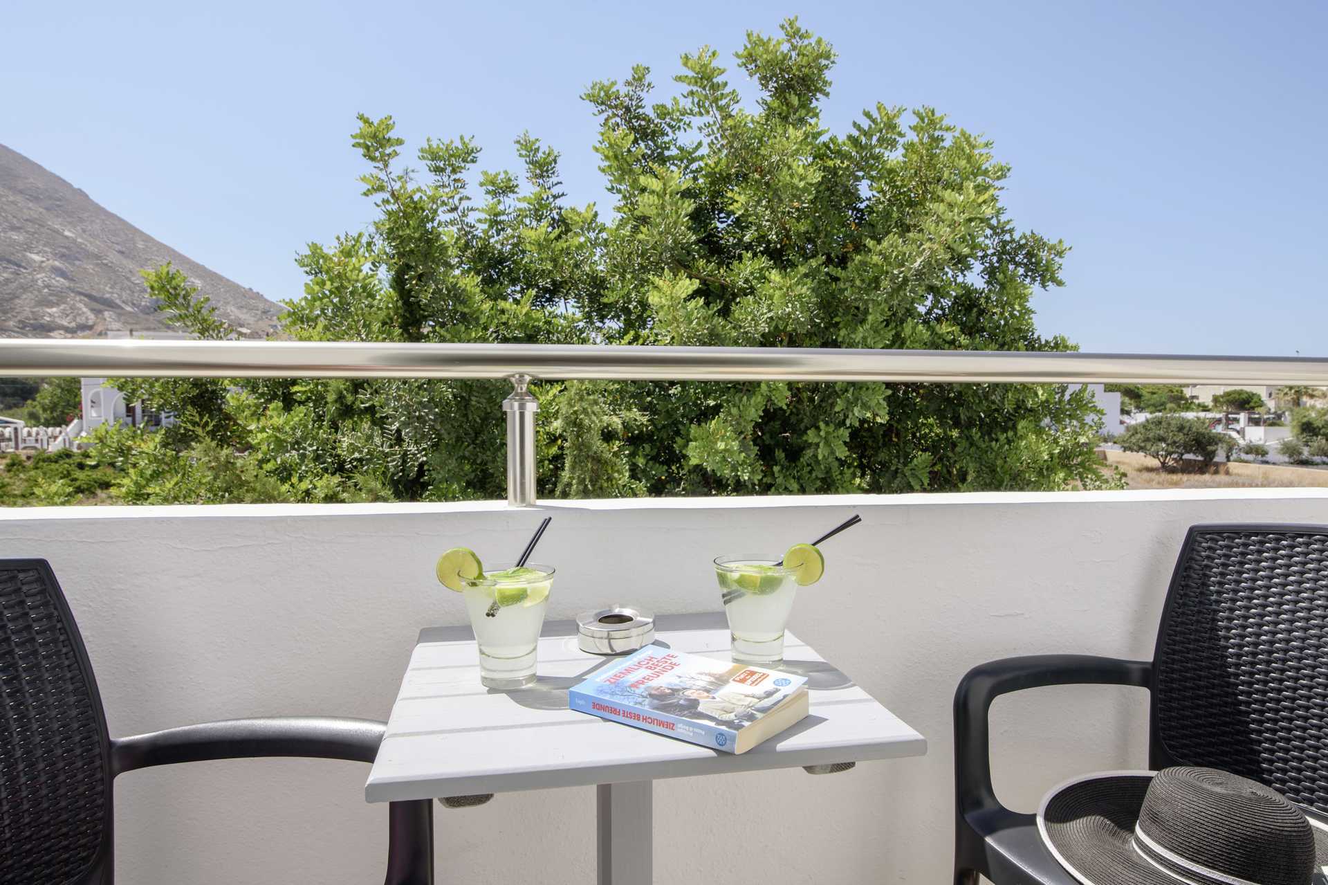 Dubbelrum på RK Beach Hotel i Kamari på Santorini, Grekland.