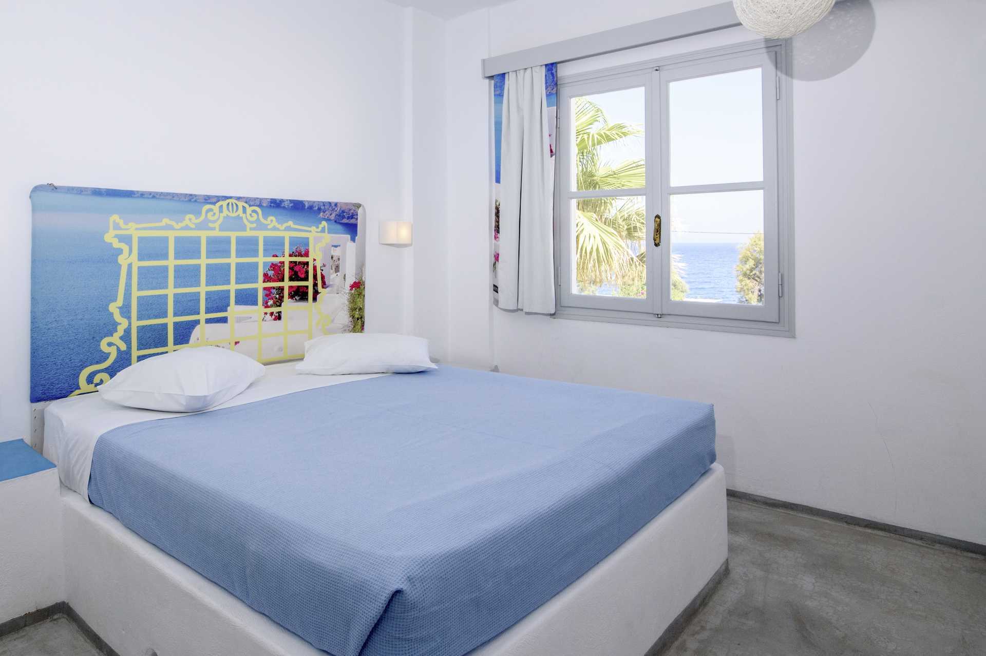 Dubbelrum på RK Beach Hotel i Kamari på Santorini, Grekland.