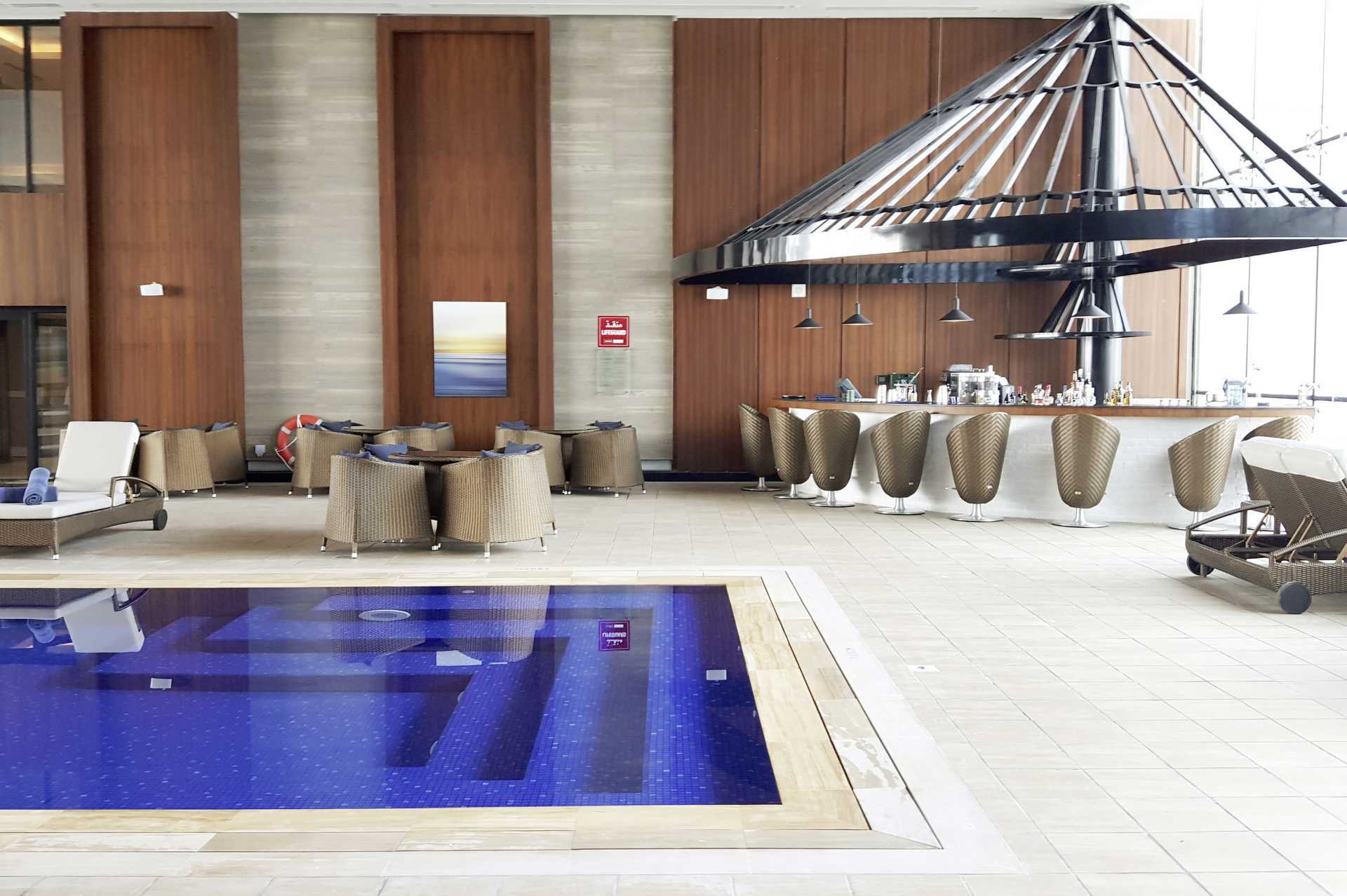 Inomhuspool på Dukes The Palm, a Royal Hideaway Hotel på Dubai Palm Jumeirah, Förenade Arabemiraten.