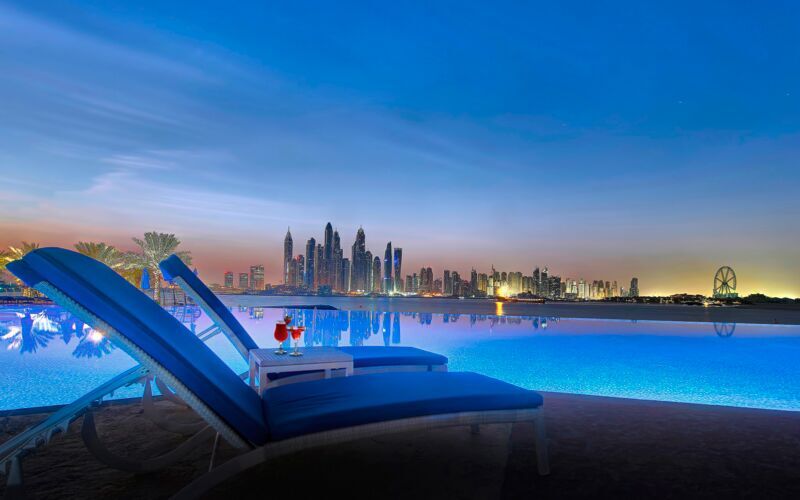 Pool på Dukes The Palm, a Royal Hideaway Hotel på Dubai Palm Jumeirah, Förenade Arabemiraten.