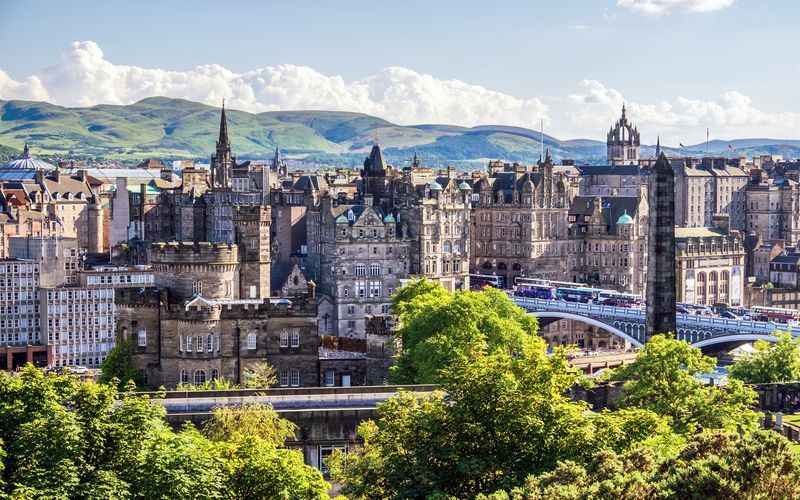Edinburgh är uppdelad i två delar, medeltida Old Town och New Town. Båda delarna är flera hundra år gamla.