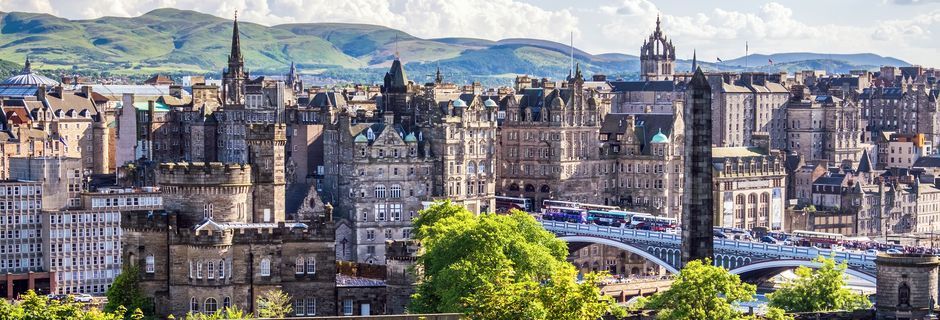 Edinburgh är uppdelad i två delar, medeltida Old Town och New Town. Båda delarna är flera hundra år gamla.