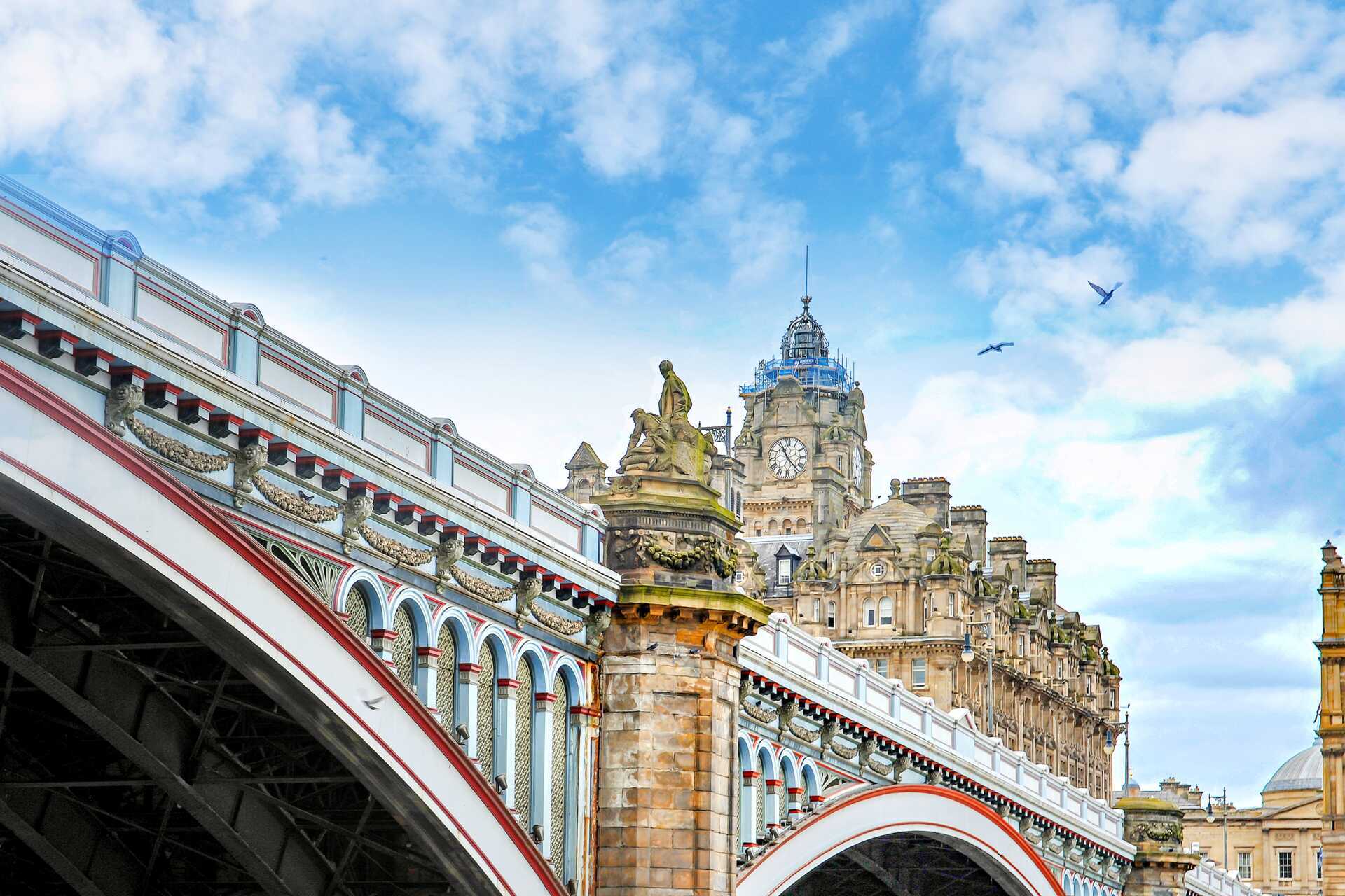 North Bridge i Edinburgh, som kopplar ihop nya och gamla stan.