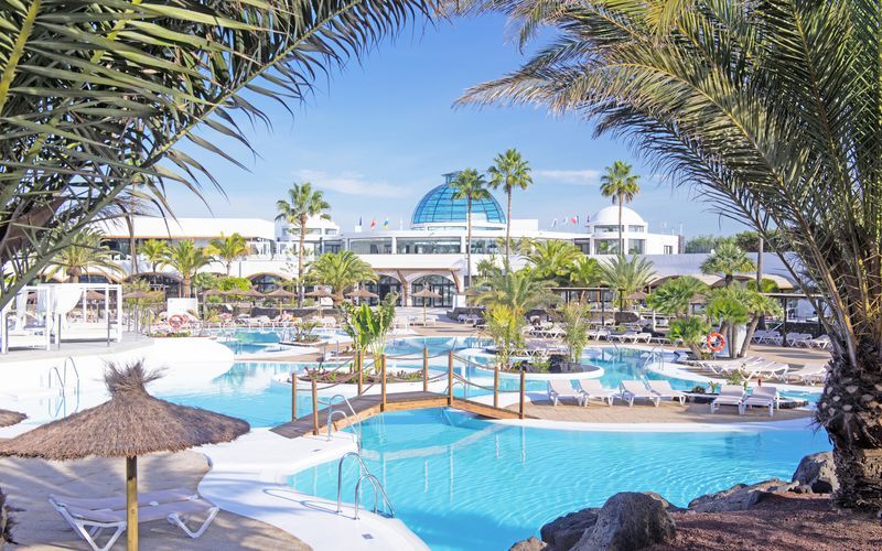 Poolområde på Elba Lanzarote Royal Village Resort i Playa Blanca.