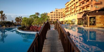 Poolområde vid hotell Elba Sara på Fuerteventura, Kanarieöarna.