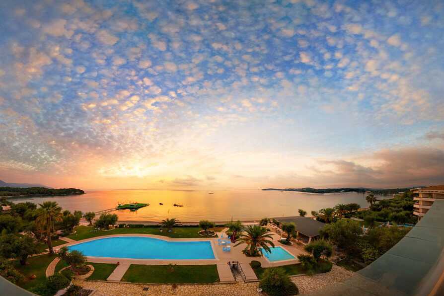 Poolområdet på hotell Elea Beach i Dassia på Korfu, Grekland.