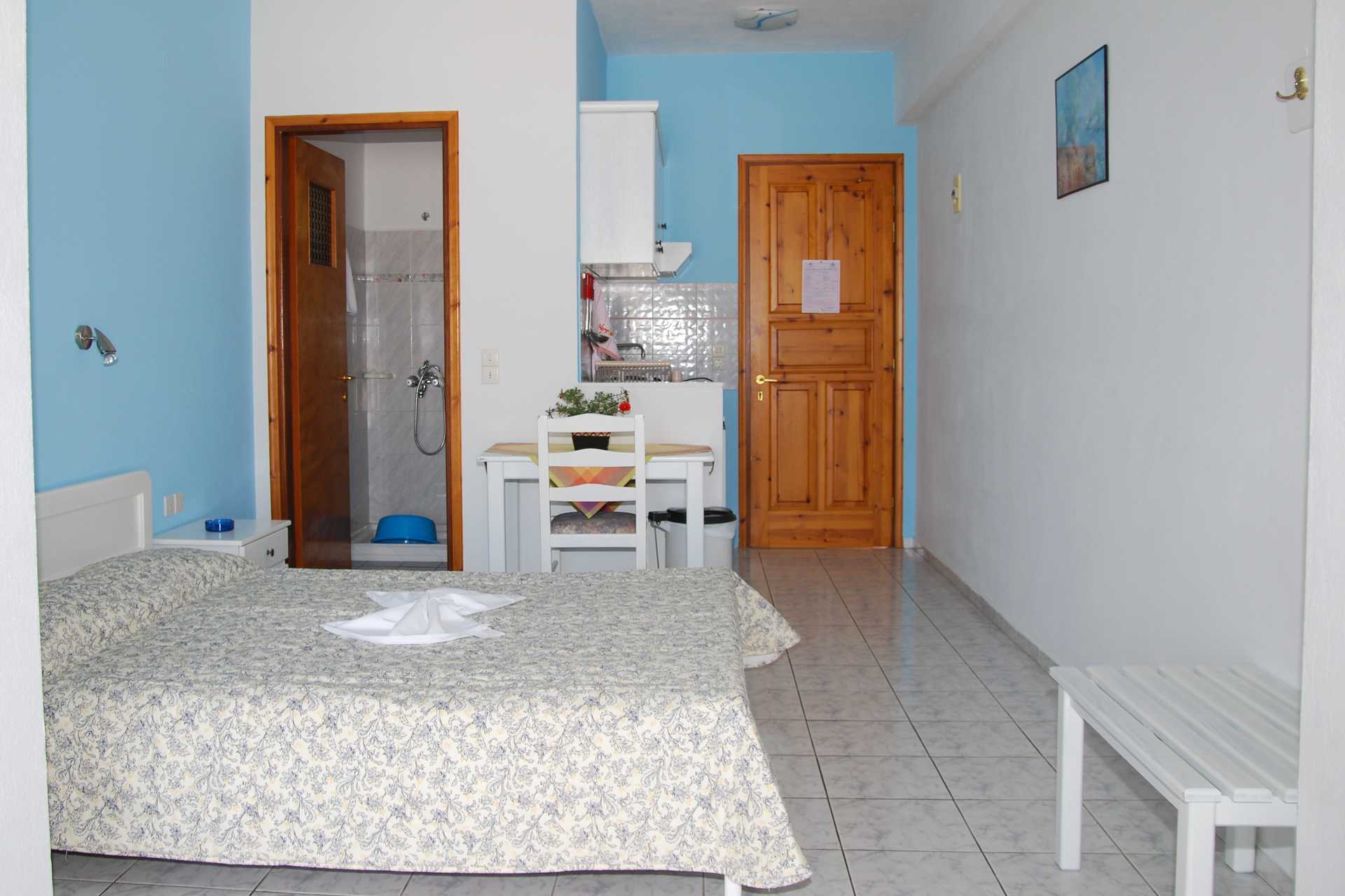 Enrumslägenhet på hotell Elena på Alonissos, i Grekland.