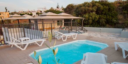 Den lilla poolen på takterrassen på hotell Elia i Kato Stalos på Kreta, Grekland.