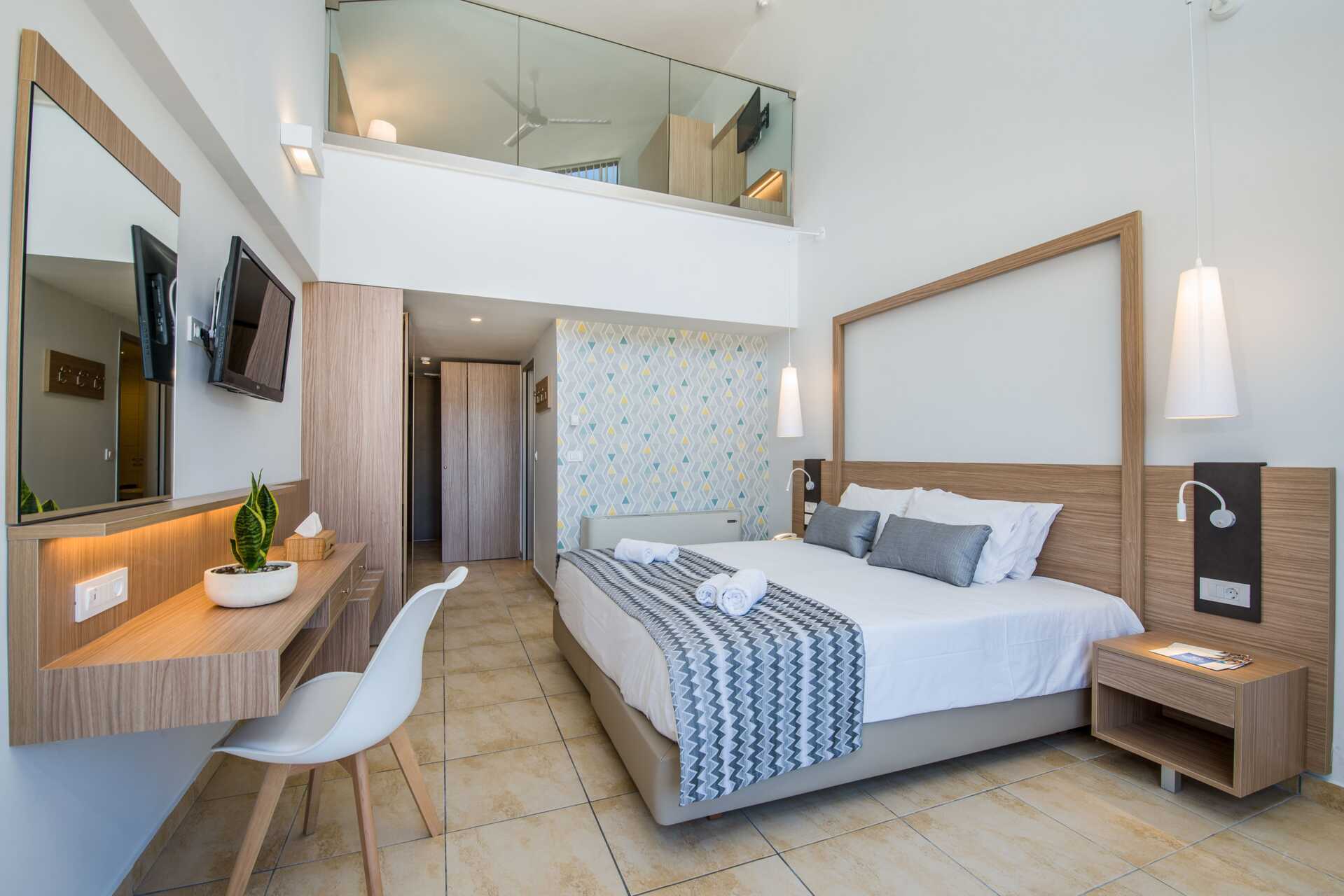 Enrumslägenhet i etage på hotell Kiani Beach Resort i Kalives på Kreta, Grekland.