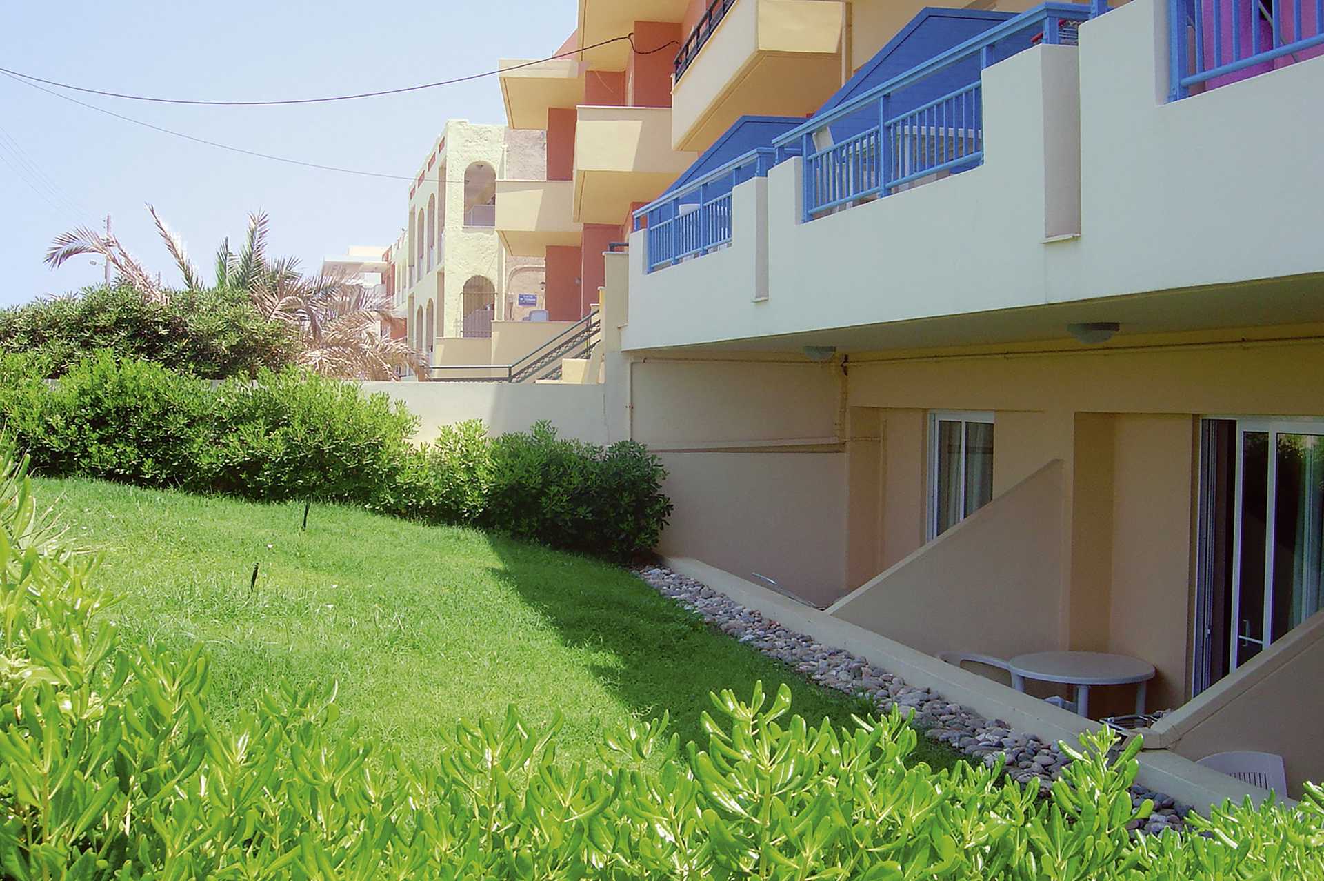 Enrumslägenhet i nedsänkt markplan på hotell Marel i Rethymnon, Kreta.