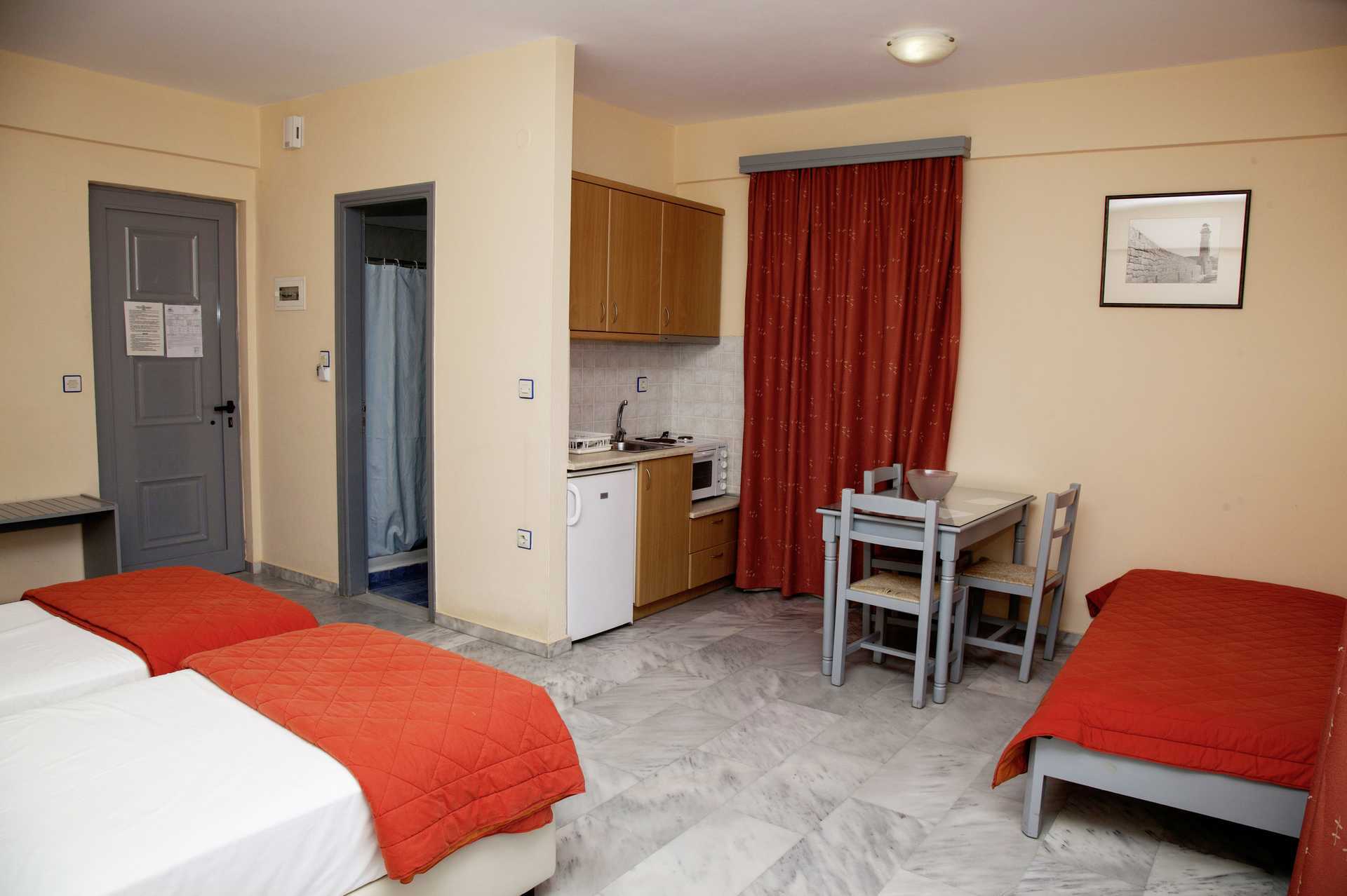 Enrumslägenhet i nedsänkt markplan på hotell Marel i Rethymnon, Kreta.
