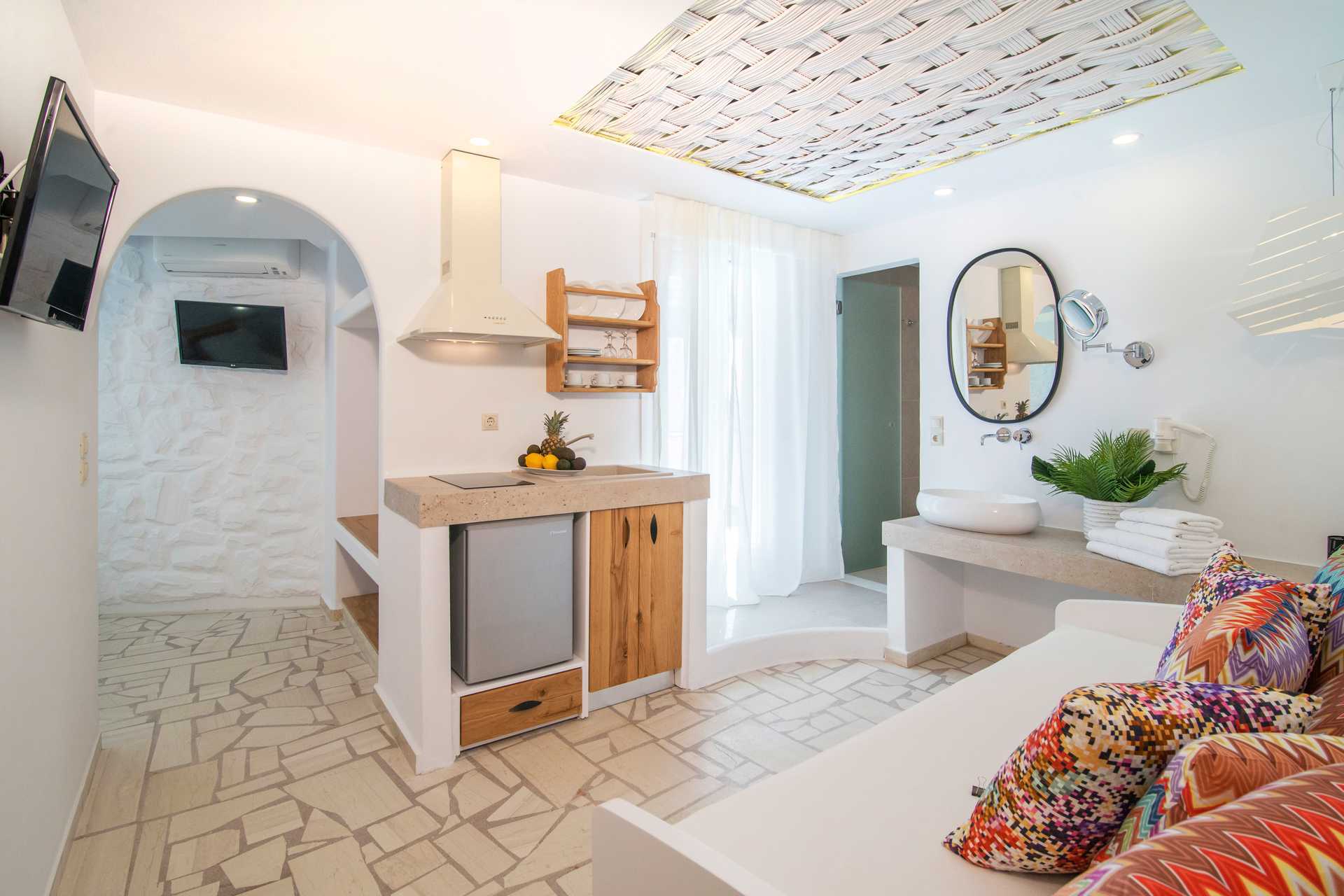 Enrumslägenhet i nedsänkt markplan på hotell Spiros i Naxos stad.